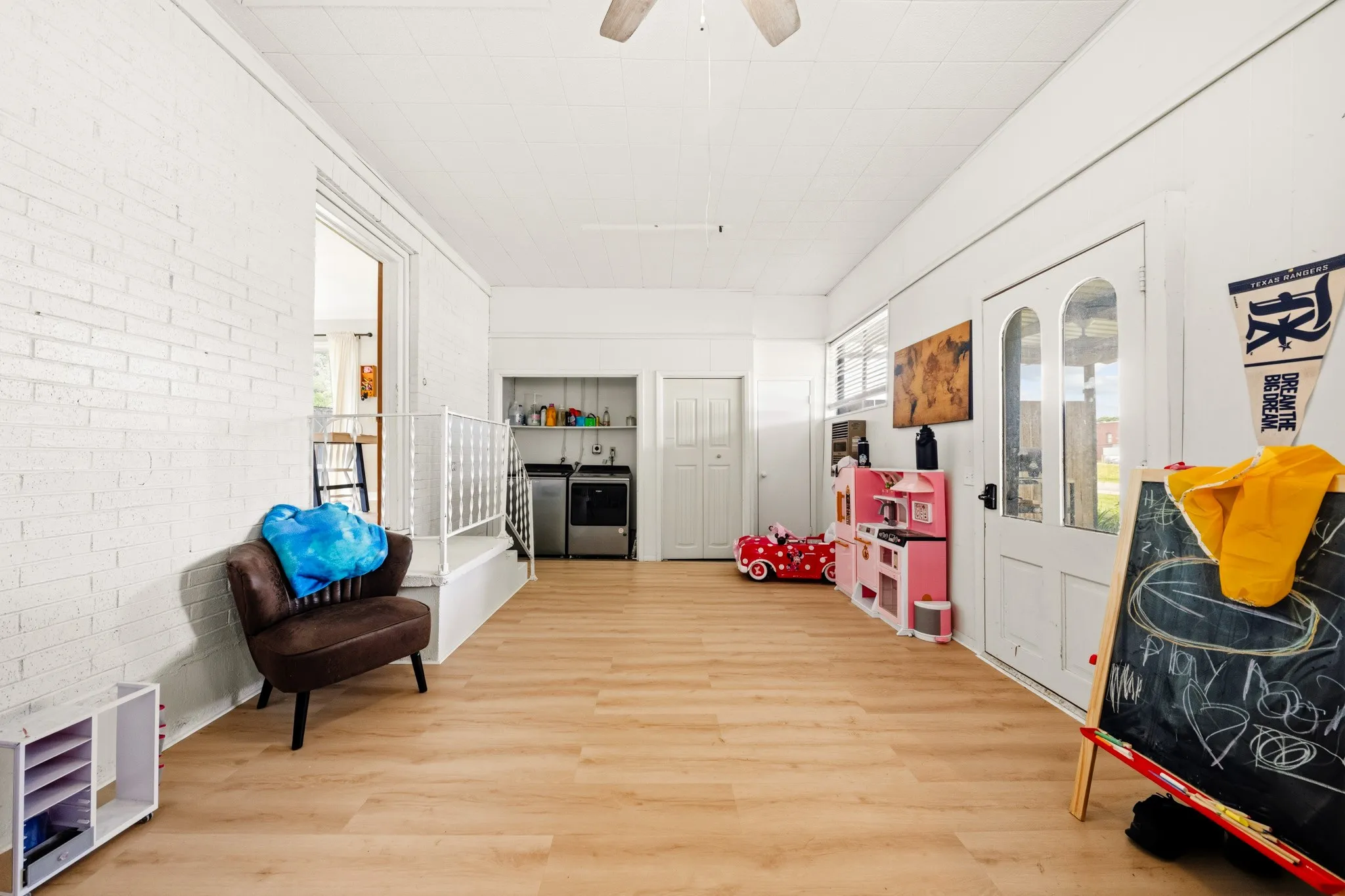 Single Family Residence For Sale in Mc Lennan County , 9338 5th Street, Crawford, Texas 76638, 3 Bedroom, 2 Bathroom, 2 Garage spaces, 2,103 Sqft, built in 1956, mls#21277935, Real Estate Agent in Crawford, Homes For Sale in Mc Lennan county, Homes For Sale in Crawford, Realtor in Crawford Texas, Real Estate Brokerage Independent Realty Texas, Luminita Cordes Realtor