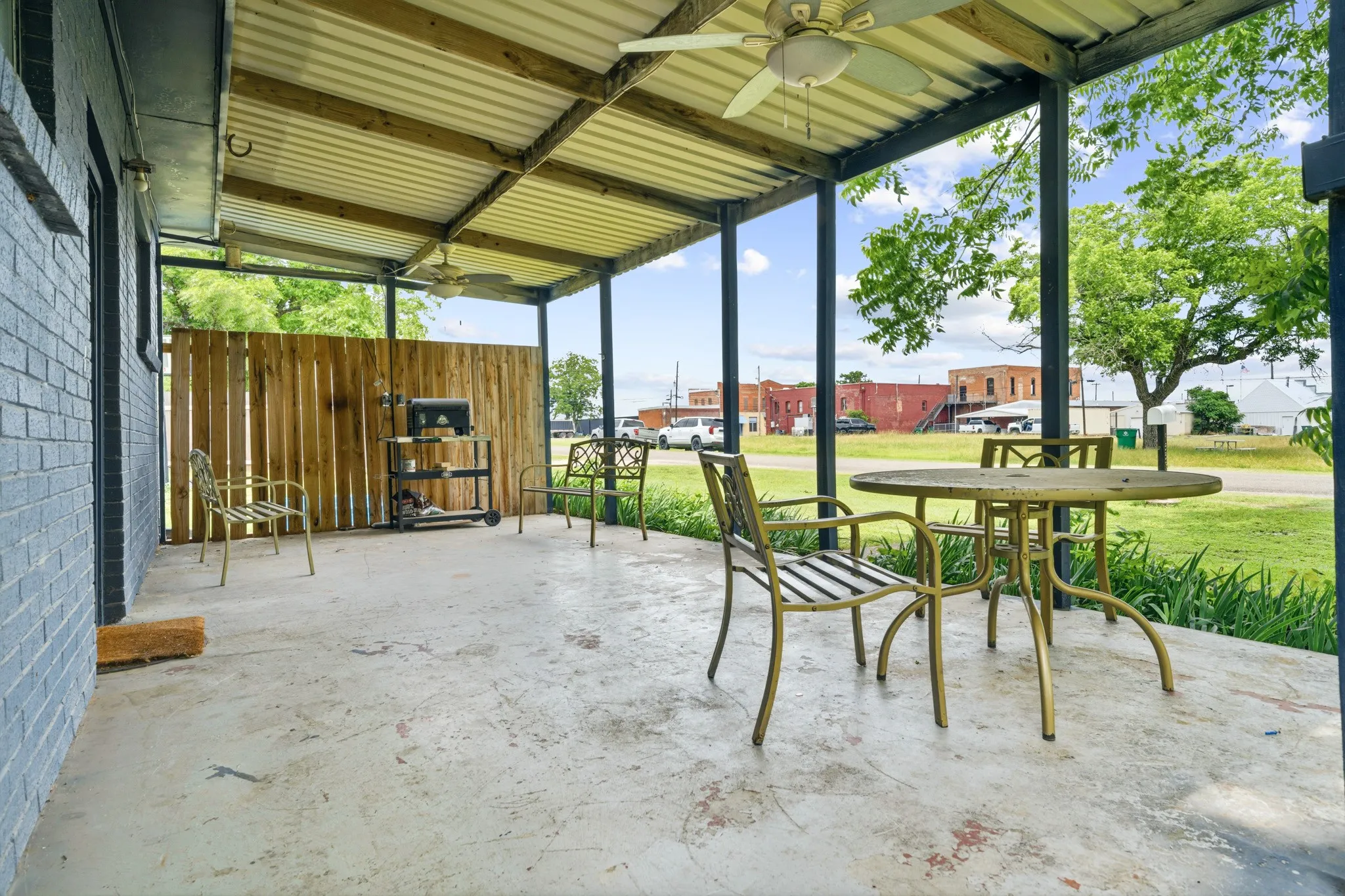 Single Family Residence For Sale in Mc Lennan County , 9338 5th Street, Crawford, Texas 76638, 3 Bedroom, 2 Bathroom, 2 Garage spaces, 2,103 Sqft, built in 1956, mls#21277935, Real Estate Agent in Crawford, Homes For Sale in Mc Lennan county, Homes For Sale in Crawford, Realtor in Crawford Texas, Real Estate Brokerage Independent Realty Texas, Luminita Cordes Realtor