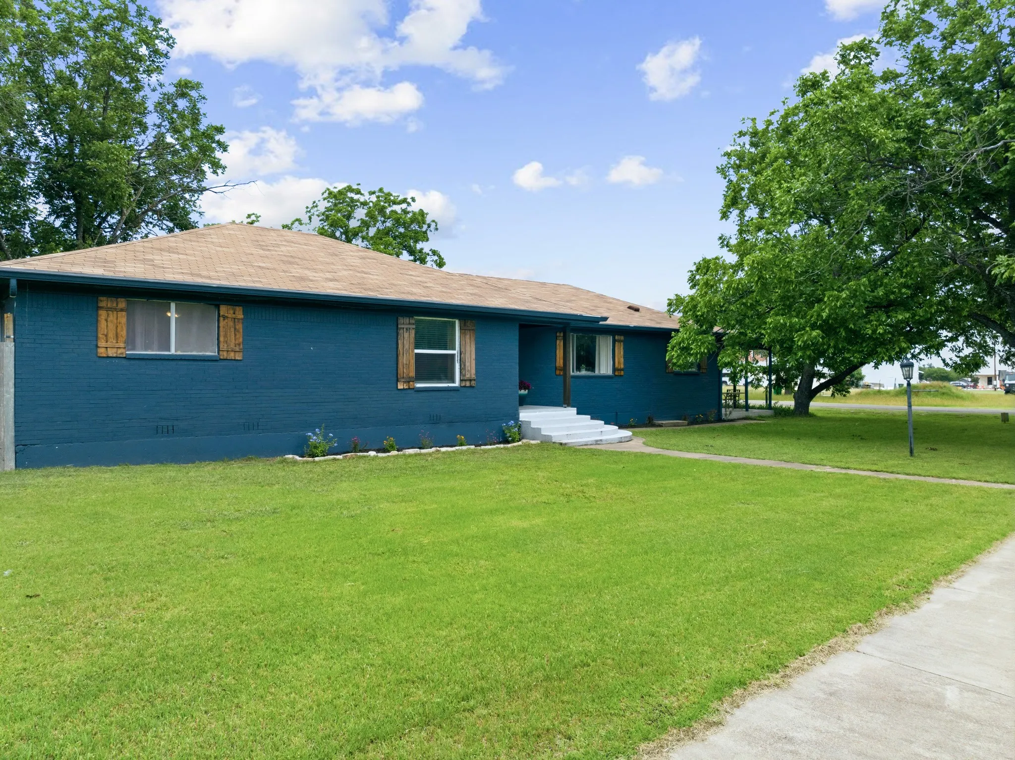 Single Family Residence For Sale in Mc Lennan County , 9338 5th Street, Crawford, Texas 76638, 3 Bedroom, 2 Bathroom, 2 Garage spaces, 2,103 Sqft, built in 1956, mls#21277935, Real Estate Agent in Crawford, Homes For Sale in Mc Lennan county, Homes For Sale in Crawford, Realtor in Crawford Texas, Real Estate Brokerage Independent Realty Texas, Luminita Cordes Realtor