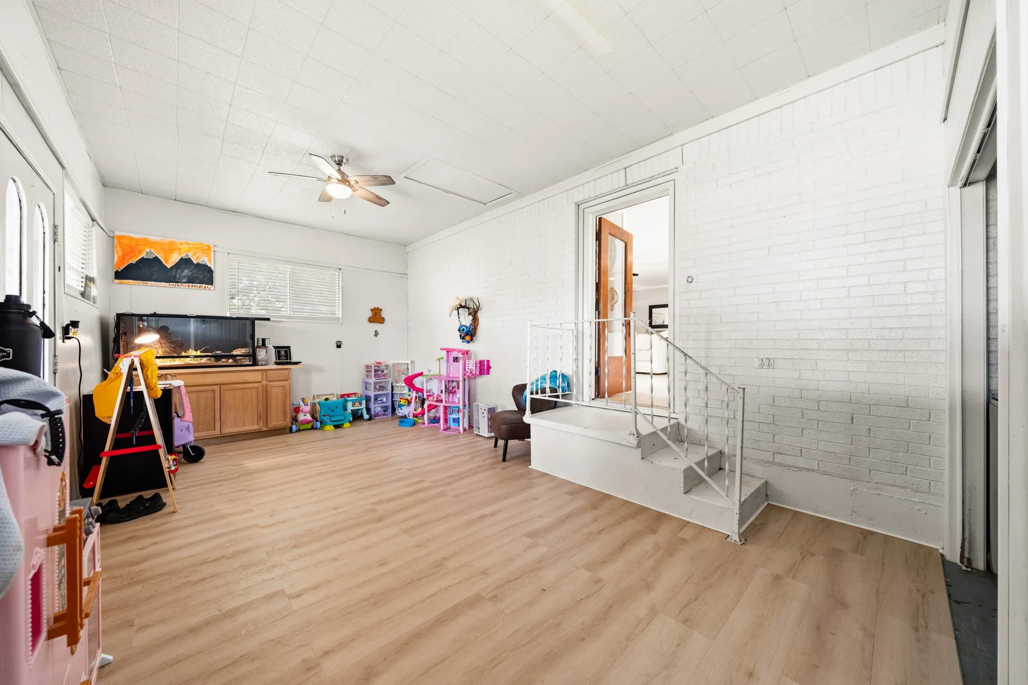 Single Family Residence For Sale in Mc Lennan County , 9338 5th Street, Crawford, Texas 76638, 3 Bedroom, 2 Bathroom, 2 Garage spaces, 2,103 Sqft, built in 1956, mls#21277935, Real Estate Agent in Crawford, Homes For Sale in Mc Lennan county, Homes For Sale in Crawford, Realtor in Crawford Texas, Real Estate Brokerage Independent Realty Texas, Luminita Cordes Realtor