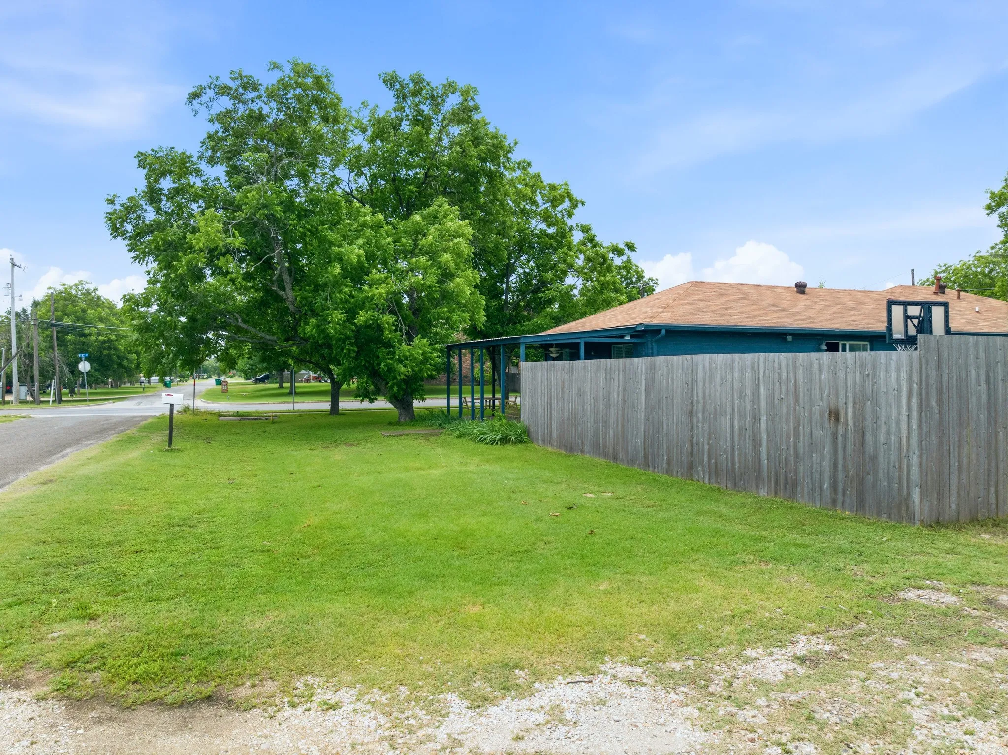 Single Family Residence For Sale in Mc Lennan County , 9338 5th Street, Crawford, Texas 76638, 3 Bedroom, 2 Bathroom, 2 Garage spaces, 2,103 Sqft, built in 1956, mls#21277935, Real Estate Agent in Crawford, Homes For Sale in Mc Lennan county, Homes For Sale in Crawford, Realtor in Crawford Texas, Real Estate Brokerage Independent Realty Texas, Luminita Cordes Realtor