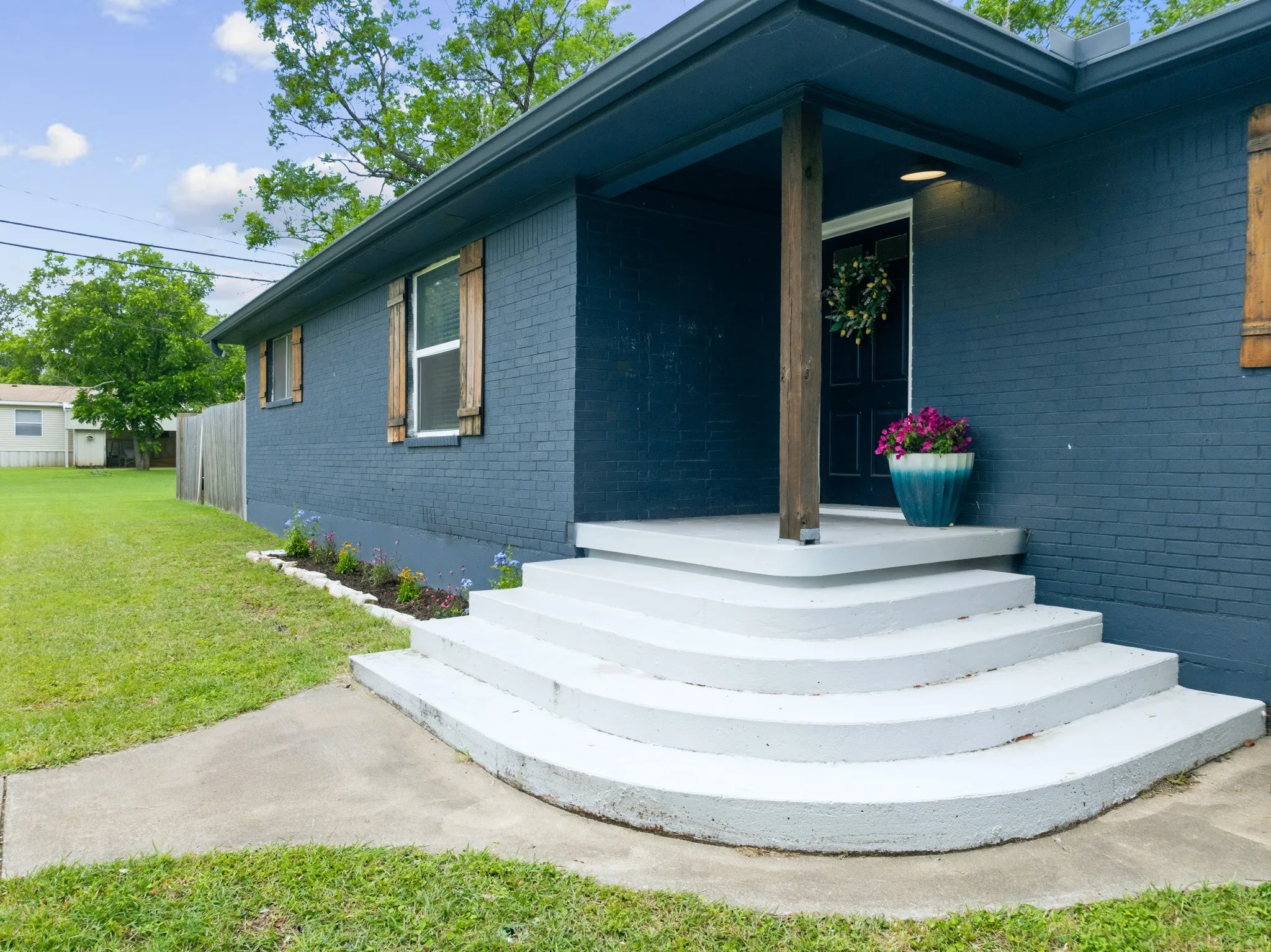 Single Family Residence For Sale in Mc Lennan County , 9338 5th Street, Crawford, Texas 76638, 3 Bedroom, 2 Bathroom, 2 Garage spaces, 2,103 Sqft, built in 1956, mls#21277935, Real Estate Agent in Crawford, Homes For Sale in Mc Lennan county, Homes For Sale in Crawford, Realtor in Crawford Texas, Real Estate Brokerage Independent Realty Texas, Luminita Cordes Realtor
