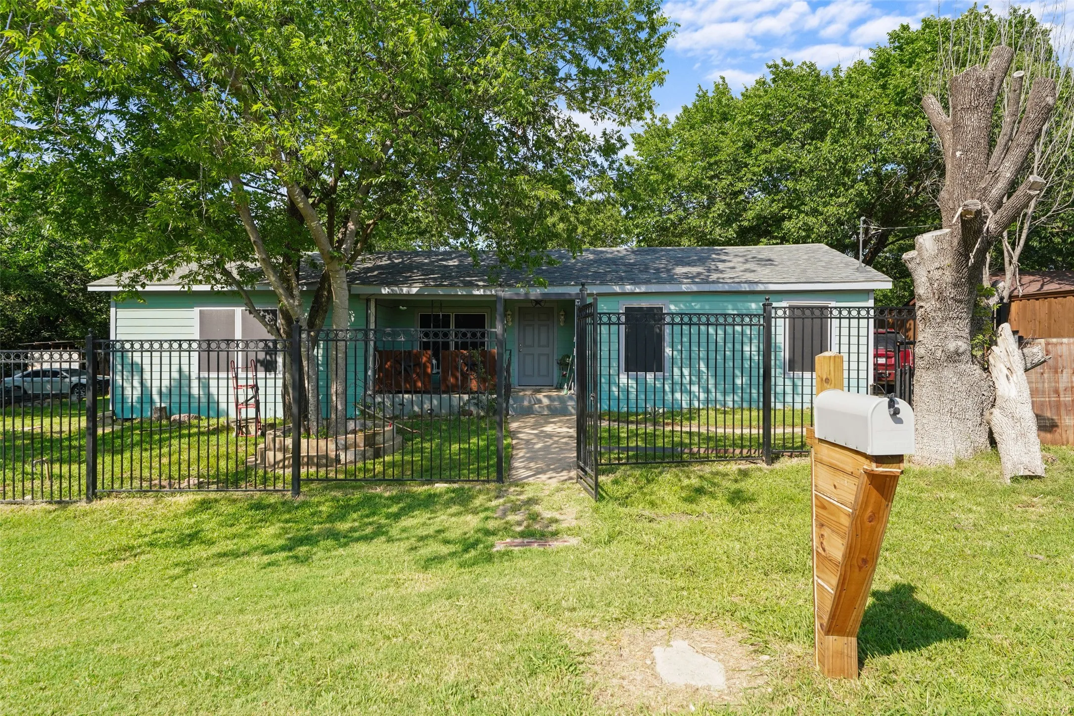 Single Family Residence For Sale in Dallas County , 12809 Sultana Street, Dallas, Texas 75253, 3 Bedroom, 2 Bathroom, Garage spaces, 1,903 Sqft, built in 1935, mls#21278075, Real Estate Agent in Dallas, Homes For Sale in Dallas county, Homes For Sale in Dallas, Realtor in Dallas Texas, Real Estate Brokerage Independent Realty Texas, Luminita Cordes Realtor