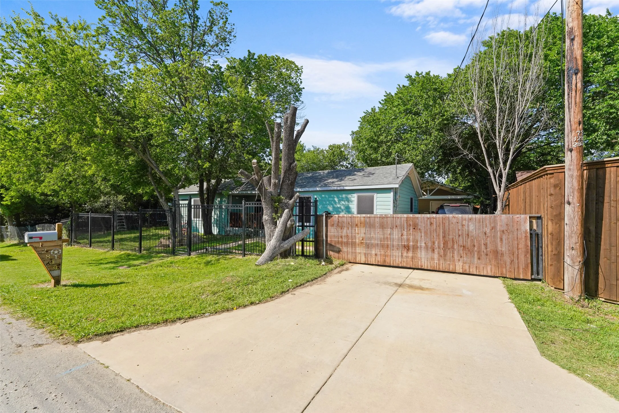 Single Family Residence For Sale in Dallas County , 12809 Sultana Street, Dallas, Texas 75253, 3 Bedroom, 2 Bathroom, Garage spaces, 1,903 Sqft, built in 1935, mls#21278075, Real Estate Agent in Dallas, Homes For Sale in Dallas county, Homes For Sale in Dallas, Realtor in Dallas Texas, Real Estate Brokerage Independent Realty Texas, Luminita Cordes Realtor