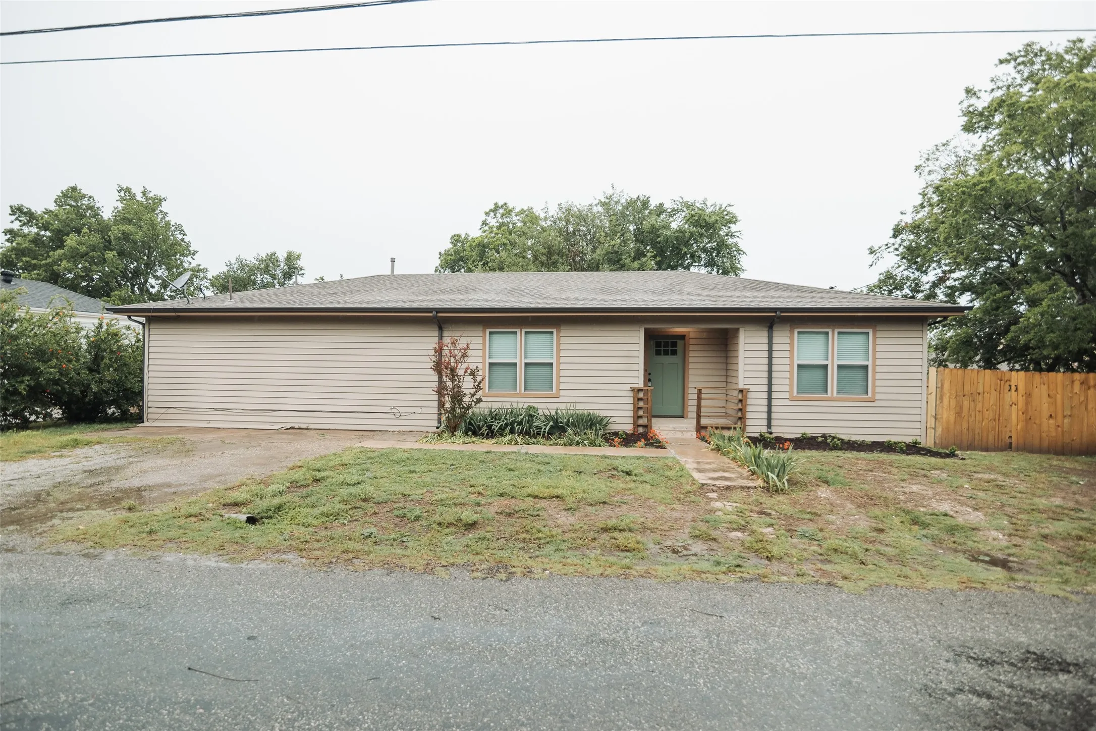 Single Family Residence For Sale in Grayson County , 305 Ball Street, Tom Bean, Texas 75491, 3 Bedroom, 2 Bathroom, Garage spaces, 1,683 Sqft, built in 1950, mls#21277712, Real Estate Agent in Tom Bean, Homes For Sale in Grayson county, Homes For Sale in Tom Bean, Realtor in Tom Bean Texas, Real Estate Brokerage Independent Realty Texas, Luminita Cordes Realtor
