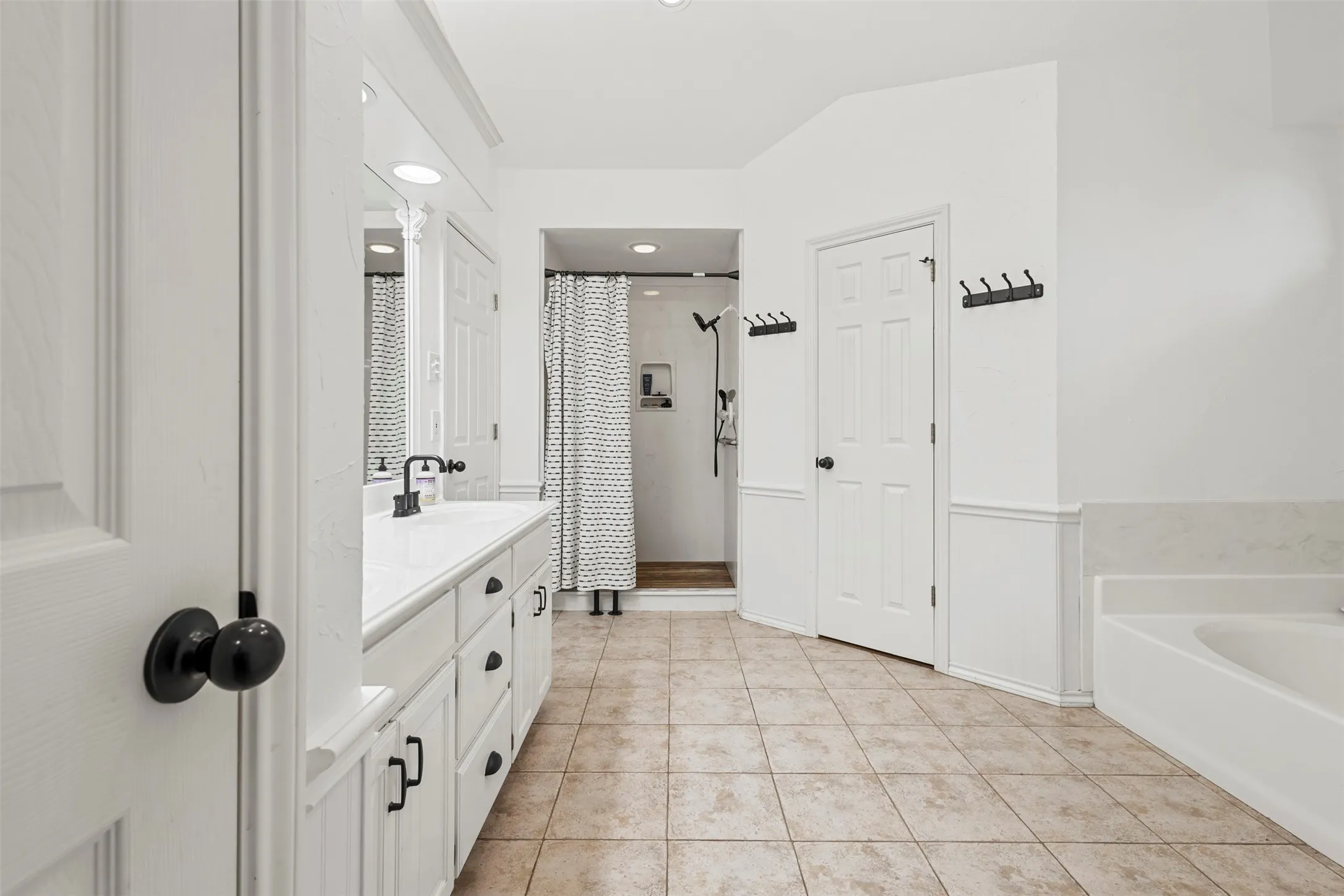 Single Family Residence For Sale in Hood County , 5303 Tioga Court, Granbury, Texas 76049, 4 Bedroom, 3 Bathroom, 2 Garage spaces, 2,680 Sqft, built in 1995, mls#21272131, Real Estate Agent in Granbury, Homes For Sale in Hood county, Homes For Sale in Granbury, Realtor in Granbury Texas, Real Estate Brokerage Independent Realty Texas, Luminita Cordes Realtor