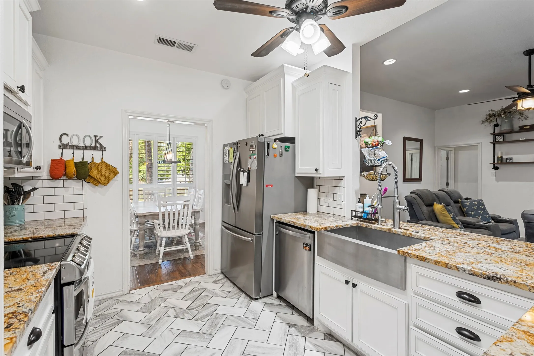 Single Family Residence For Sale in Hood County , 5303 Tioga Court, Granbury, Texas 76049, 4 Bedroom, 3 Bathroom, 2 Garage spaces, 2,680 Sqft, built in 1995, mls#21272131, Real Estate Agent in Granbury, Homes For Sale in Hood county, Homes For Sale in Granbury, Realtor in Granbury Texas, Real Estate Brokerage Independent Realty Texas, Luminita Cordes Realtor