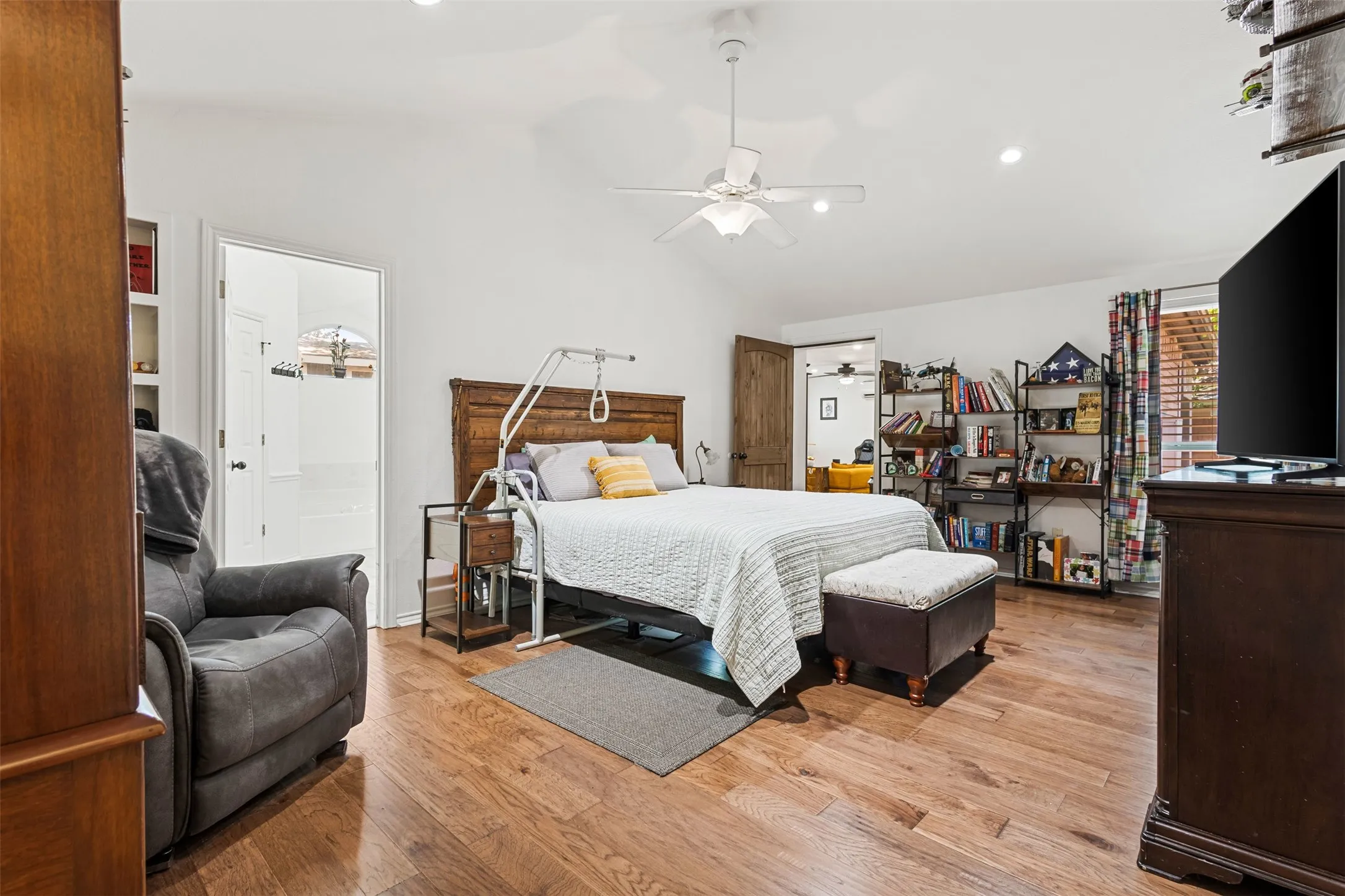 Single Family Residence For Sale in Hood County , 5303 Tioga Court, Granbury, Texas 76049, 4 Bedroom, 3 Bathroom, 2 Garage spaces, 2,680 Sqft, built in 1995, mls#21272131, Real Estate Agent in Granbury, Homes For Sale in Hood county, Homes For Sale in Granbury, Realtor in Granbury Texas, Real Estate Brokerage Independent Realty Texas, Luminita Cordes Realtor