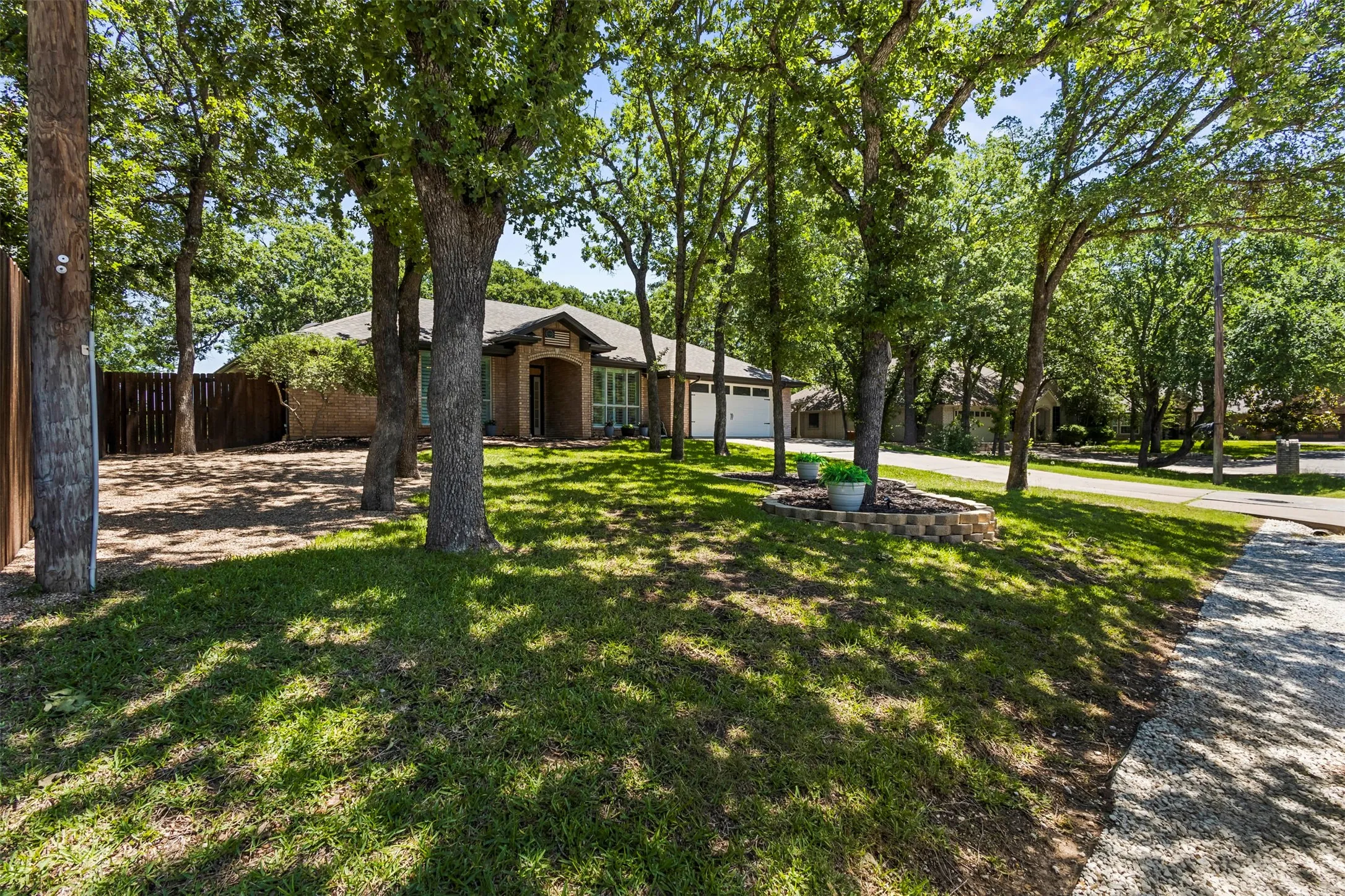 Single Family Residence For Sale in Hood County , 5303 Tioga Court, Granbury, Texas 76049, 4 Bedroom, 3 Bathroom, 2 Garage spaces, 2,680 Sqft, built in 1995, mls#21272131, Real Estate Agent in Granbury, Homes For Sale in Hood county, Homes For Sale in Granbury, Realtor in Granbury Texas, Real Estate Brokerage Independent Realty Texas, Luminita Cordes Realtor