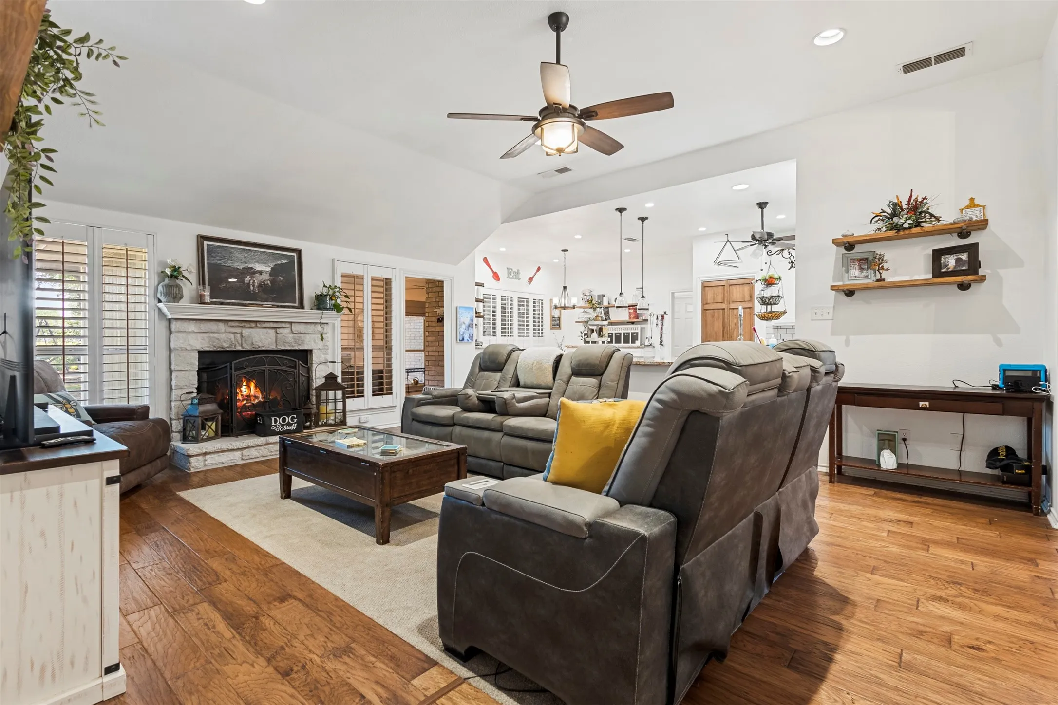 Single Family Residence For Sale in Hood County , 5303 Tioga Court, Granbury, Texas 76049, 4 Bedroom, 3 Bathroom, 2 Garage spaces, 2,680 Sqft, built in 1995, mls#21272131, Real Estate Agent in Granbury, Homes For Sale in Hood county, Homes For Sale in Granbury, Realtor in Granbury Texas, Real Estate Brokerage Independent Realty Texas, Luminita Cordes Realtor