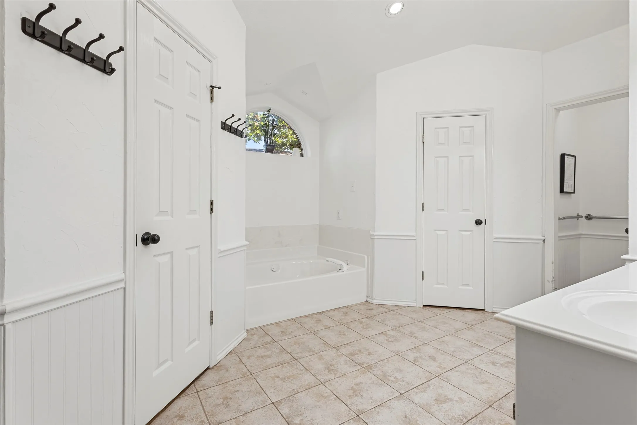 Single Family Residence For Sale in Hood County , 5303 Tioga Court, Granbury, Texas 76049, 4 Bedroom, 3 Bathroom, 2 Garage spaces, 2,680 Sqft, built in 1995, mls#21272131, Real Estate Agent in Granbury, Homes For Sale in Hood county, Homes For Sale in Granbury, Realtor in Granbury Texas, Real Estate Brokerage Independent Realty Texas, Luminita Cordes Realtor