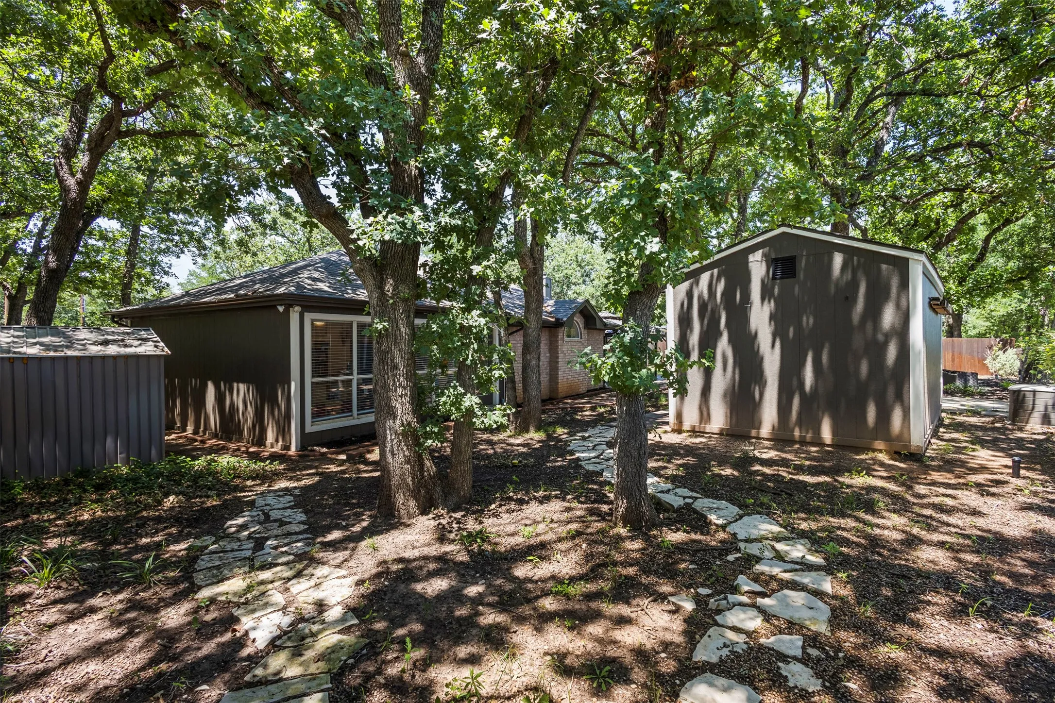 Single Family Residence For Sale in Hood County , 5303 Tioga Court, Granbury, Texas 76049, 4 Bedroom, 3 Bathroom, 2 Garage spaces, 2,680 Sqft, built in 1995, mls#21272131, Real Estate Agent in Granbury, Homes For Sale in Hood county, Homes For Sale in Granbury, Realtor in Granbury Texas, Real Estate Brokerage Independent Realty Texas, Luminita Cordes Realtor
