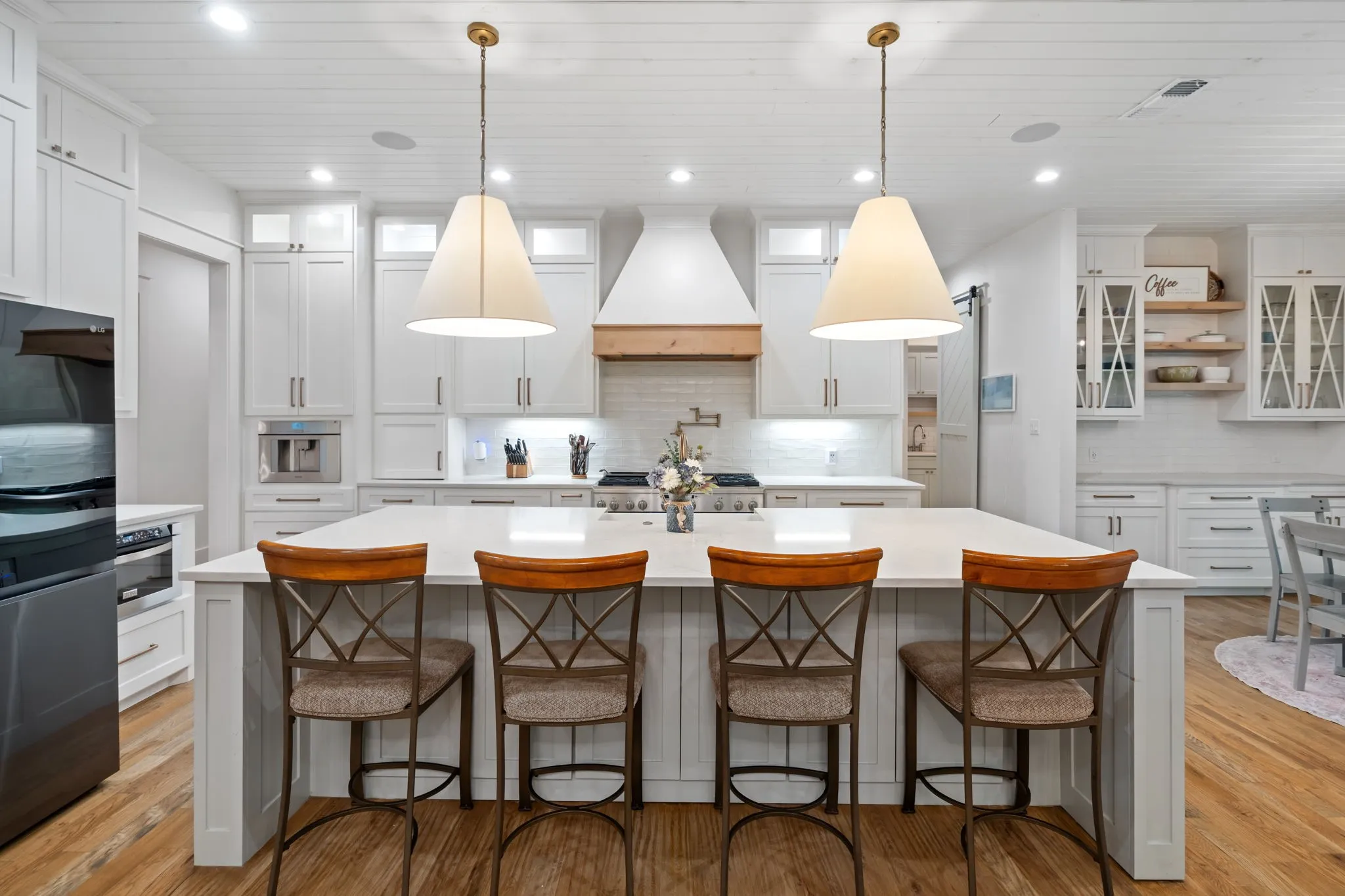 Single Family Residence For Sale in Tarrant County , 4207 Kelly Elliott Road, Arlington, Texas 76016, 5 Bedroom, 8 Bathroom, 5 Garage spaces, 6,122 Sqft, built in 2020, mls#21264371, Real Estate Agent in Arlington, Homes For Sale in Tarrant county, Homes For Sale in Arlington, Realtor in Arlington Texas, Real Estate Brokerage Independent Realty Texas, Luminita Cordes Realtor