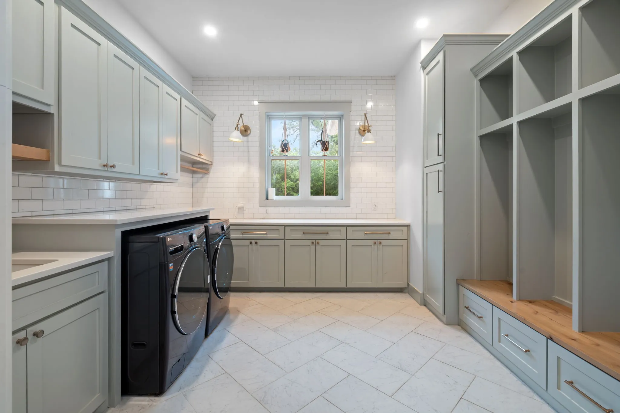 Single Family Residence For Sale in Tarrant County , 4207 Kelly Elliott Road, Arlington, Texas 76016, 5 Bedroom, 8 Bathroom, 5 Garage spaces, 6,122 Sqft, built in 2020, mls#21264371, Real Estate Agent in Arlington, Homes For Sale in Tarrant county, Homes For Sale in Arlington, Realtor in Arlington Texas, Real Estate Brokerage Independent Realty Texas, Luminita Cordes Realtor