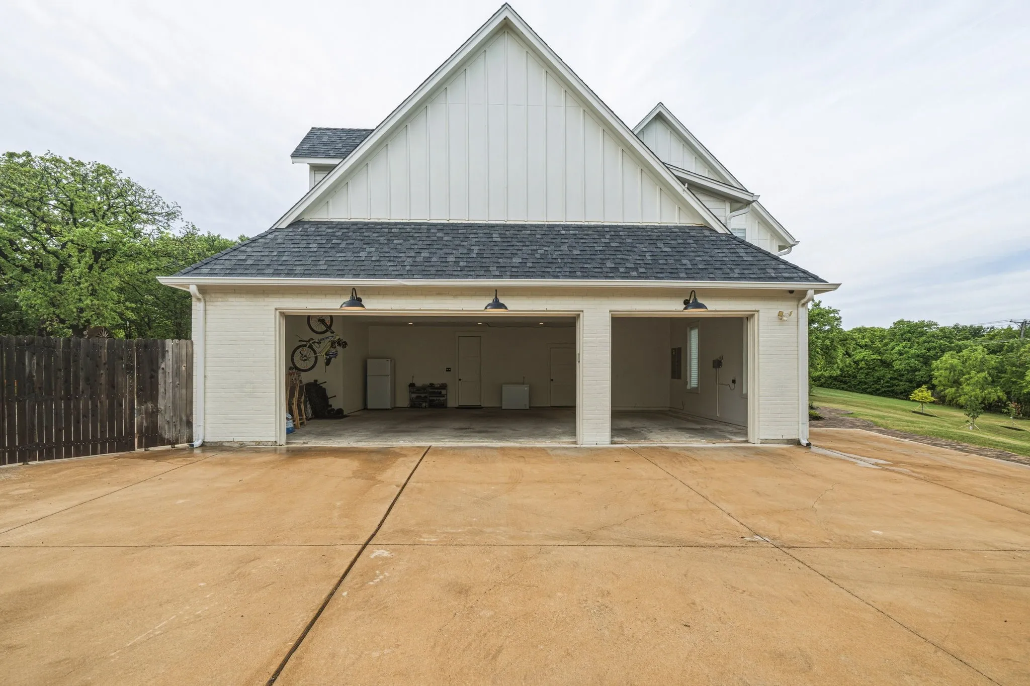 Single Family Residence For Sale in Tarrant County , 4207 Kelly Elliott Road, Arlington, Texas 76016, 5 Bedroom, 8 Bathroom, 5 Garage spaces, 6,122 Sqft, built in 2020, mls#21264371, Real Estate Agent in Arlington, Homes For Sale in Tarrant county, Homes For Sale in Arlington, Realtor in Arlington Texas, Real Estate Brokerage Independent Realty Texas, Luminita Cordes Realtor