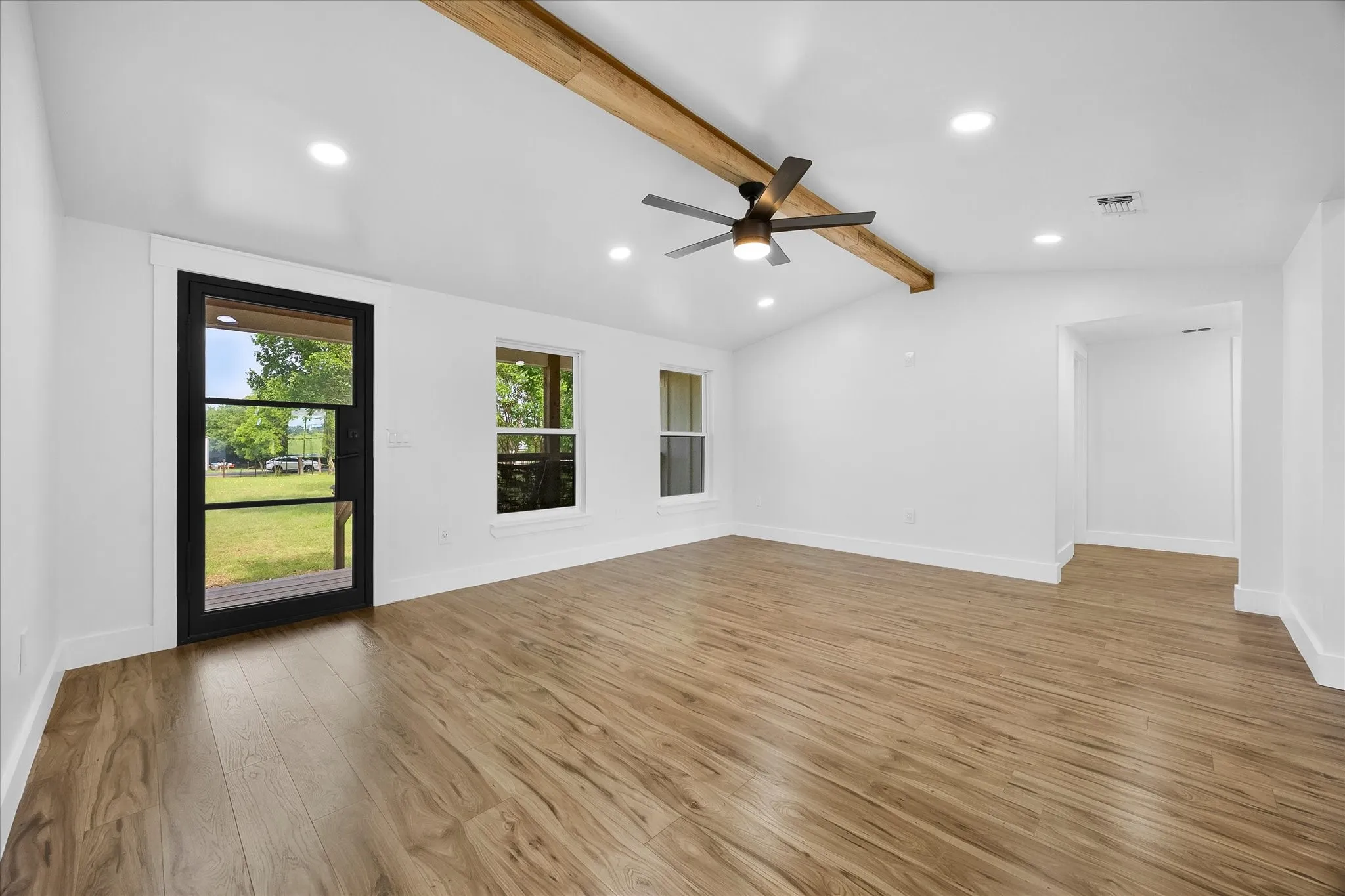Single Family Residence For Sale in Collin County , 18580 County Road 949, Rockwall, Texas 75087, 4 Bedroom, 2 Bathroom, Garage spaces, 1,672 Sqft, built in 1990, mls#21277509, Real Estate Agent in Rockwall, Homes For Sale in Collin county, Homes For Sale in Rockwall, Realtor in Rockwall Texas, Real Estate Brokerage Independent Realty Texas, Luminita Cordes Realtor
