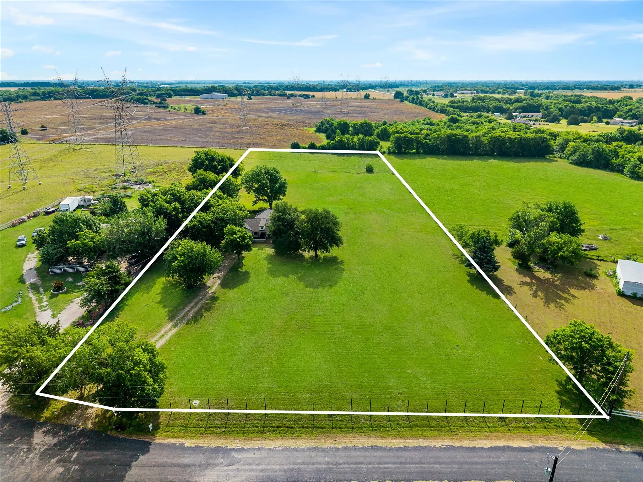 Single Family Residence For Sale in Collin County , 18580 County Road 949, Rockwall, Texas 75087, 4 Bedroom, 2 Bathroom, Garage spaces, 1,672 Sqft, built in 1990, mls#21277509, Real Estate Agent in Rockwall, Homes For Sale in Collin county, Homes For Sale in Rockwall, Realtor in Rockwall Texas, Real Estate Brokerage Independent Realty Texas, Luminita Cordes Realtor