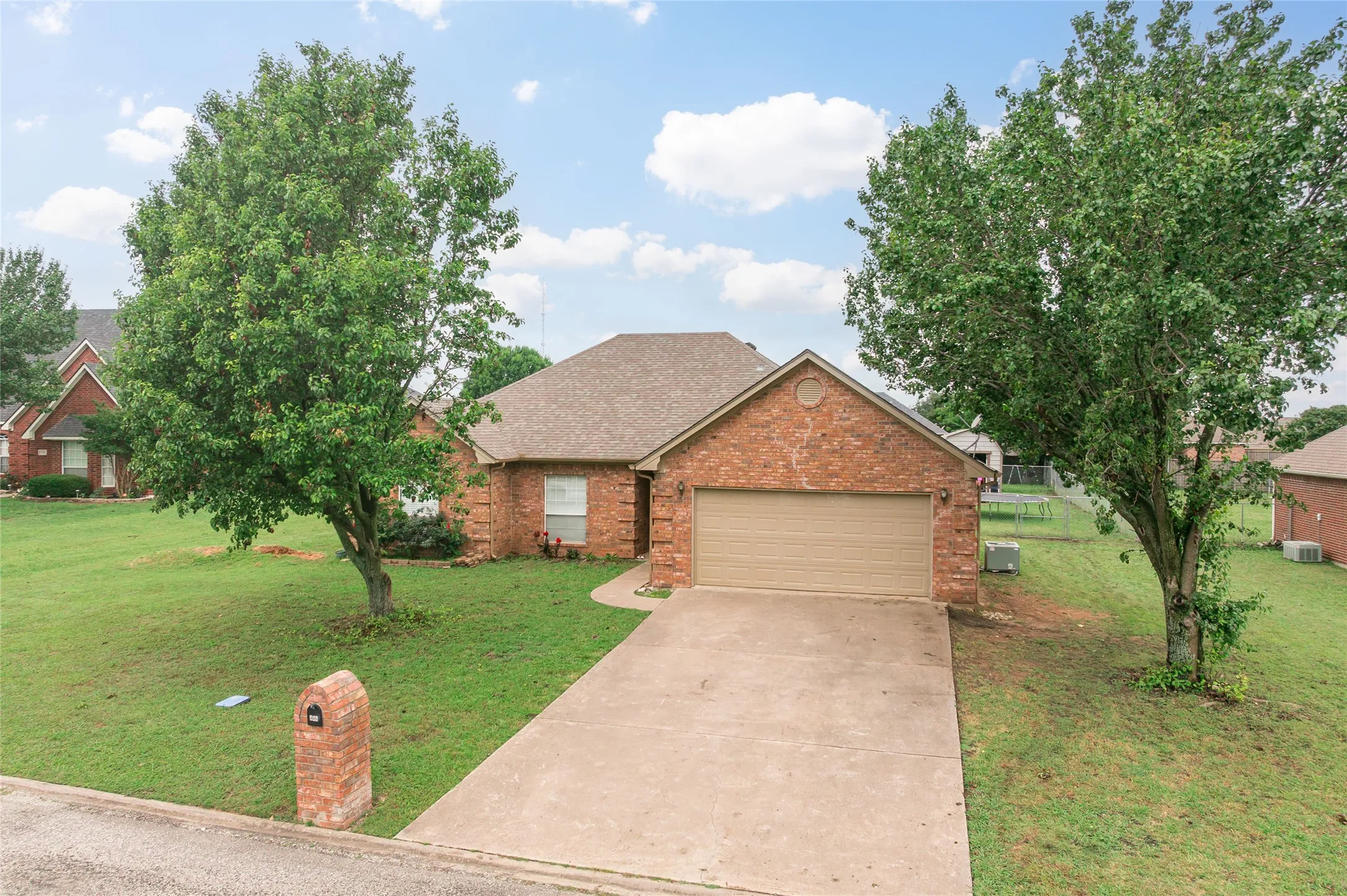 Single Family Residence For Sale in Grayson County , 408 Sunshine Trail, Bells, Texas 75414, 3 Bedroom, 2 Bathroom, 2 Garage spaces, 1,703 Sqft, built in 2000, mls#21276009, Real Estate Agent in Bells, Homes For Sale in Grayson county, Homes For Sale in Bells, Realtor in Bells Texas, Real Estate Brokerage Independent Realty Texas, Luminita Cordes Realtor