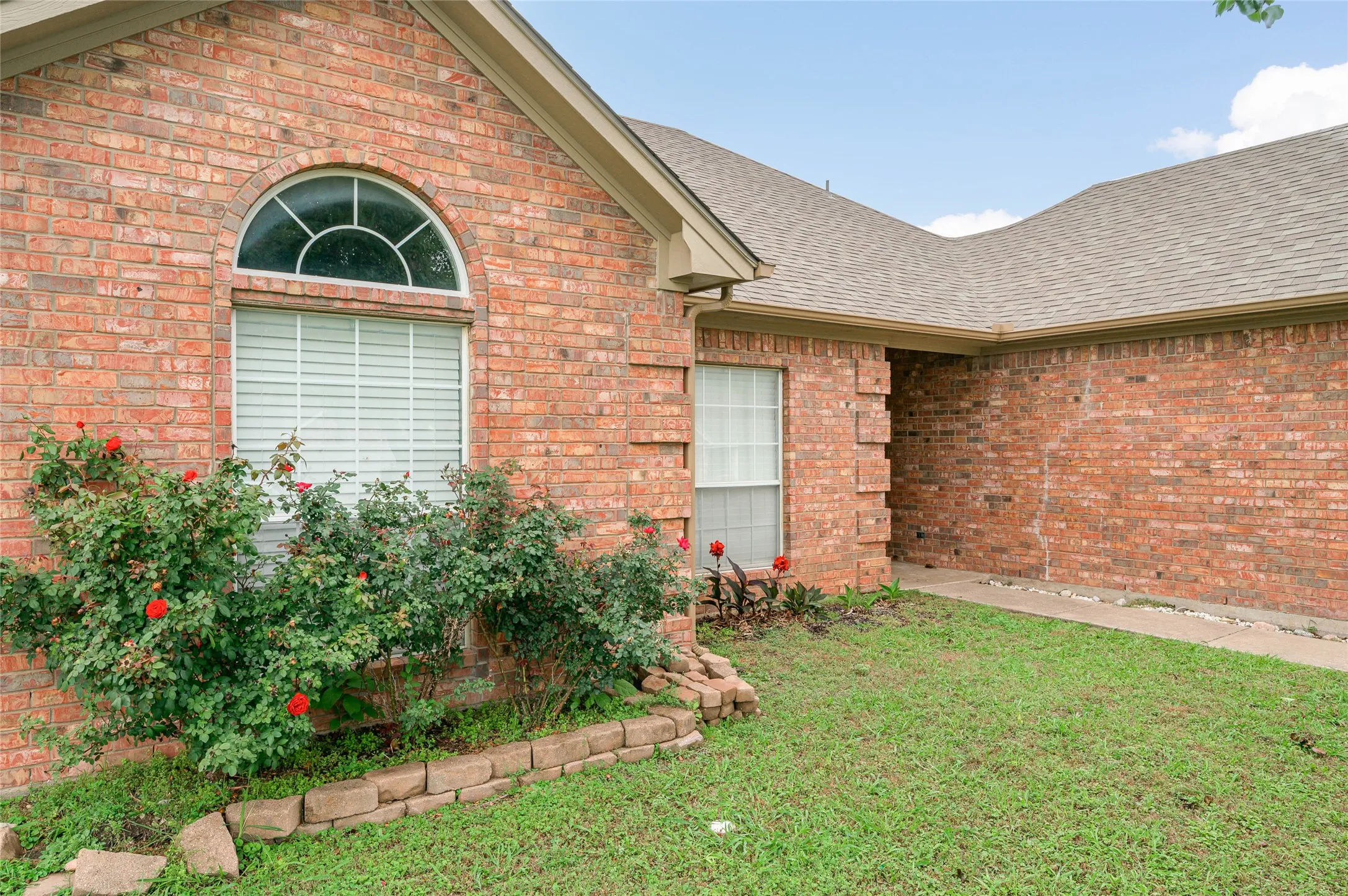 Single Family Residence For Sale in Grayson County , 408 Sunshine Trail, Bells, Texas 75414, 3 Bedroom, 2 Bathroom, 2 Garage spaces, 1,703 Sqft, built in 2000, mls#21276009, Real Estate Agent in Bells, Homes For Sale in Grayson county, Homes For Sale in Bells, Realtor in Bells Texas, Real Estate Brokerage Independent Realty Texas, Luminita Cordes Realtor