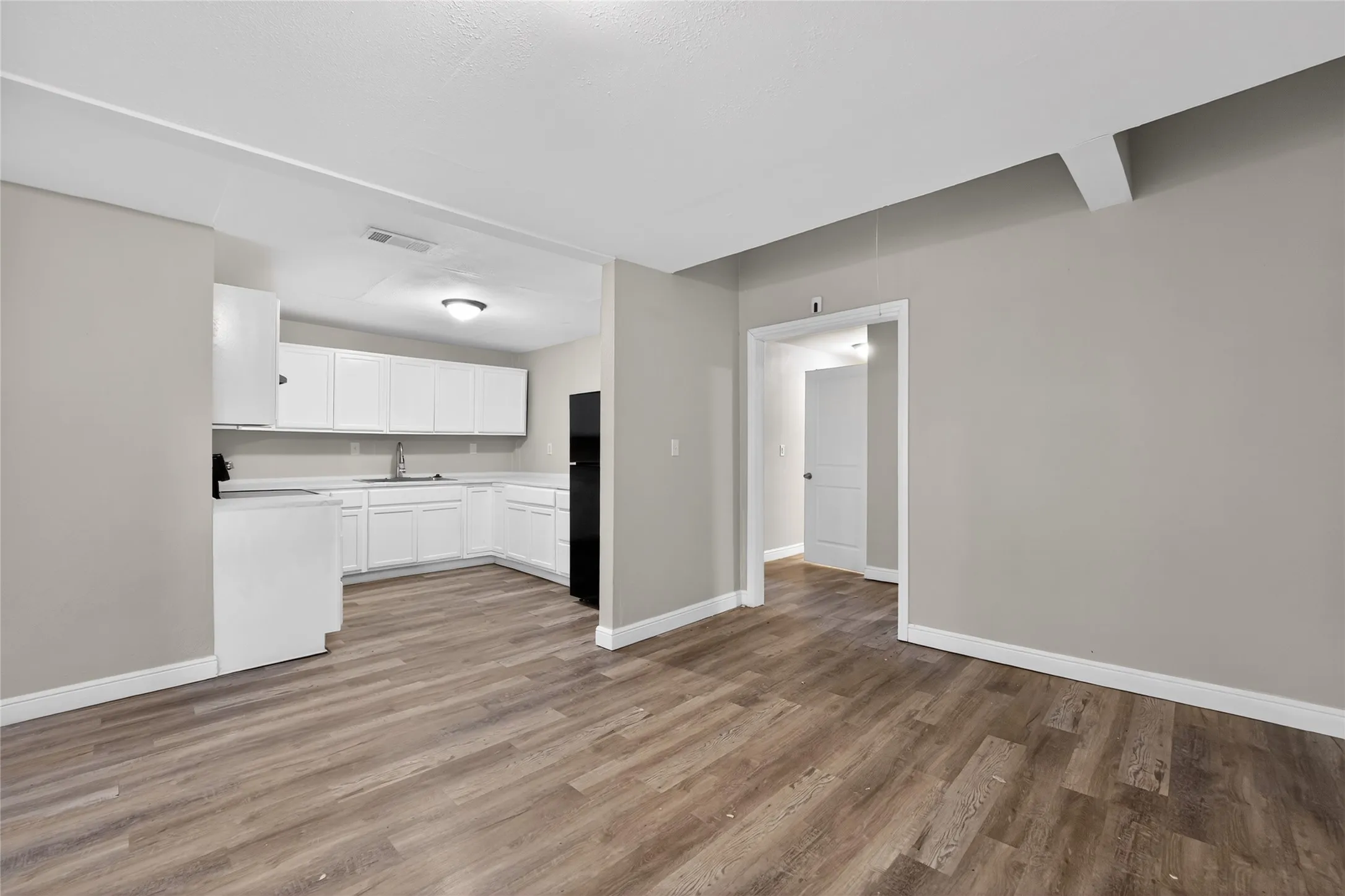Single Family Residence For Sale in Tarrant County , 2805 Walker Street, Fort Worth, Texas 76105, 3 Bedroom, 2 Bathroom, Garage spaces, 1,080 Sqft, built in 1938, mls#21252888, Real Estate Agent in Fort Worth, Homes For Sale in Tarrant county, Homes For Sale in Fort Worth, Realtor in Fort Worth Texas, Real Estate Brokerage Independent Realty Texas, Luminita Cordes Realtor