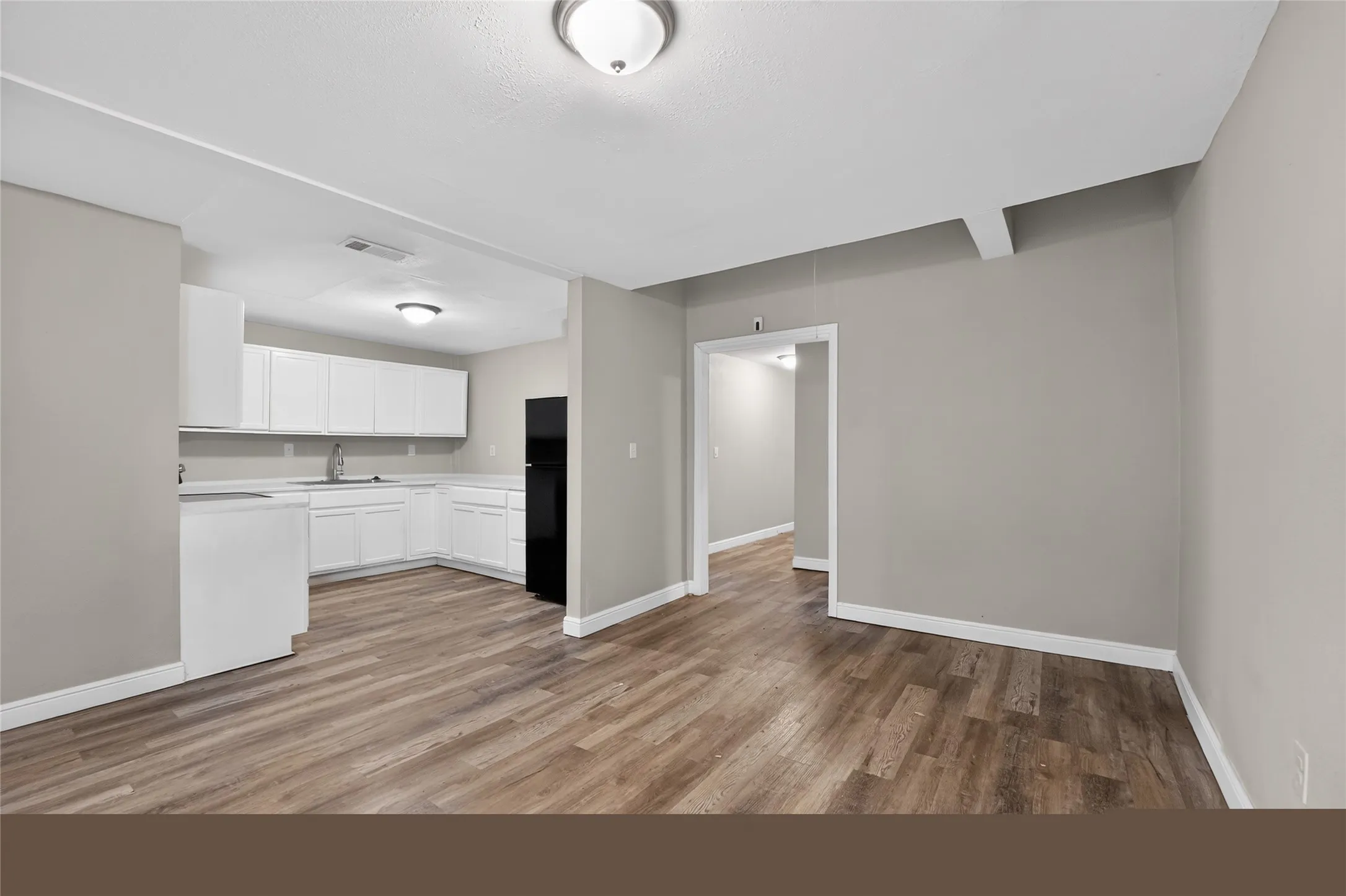 Single Family Residence For Sale in Tarrant County , 2805 Walker Street, Fort Worth, Texas 76105, 3 Bedroom, 2 Bathroom, Garage spaces, 1,080 Sqft, built in 1938, mls#21252888, Real Estate Agent in Fort Worth, Homes For Sale in Tarrant county, Homes For Sale in Fort Worth, Realtor in Fort Worth Texas, Real Estate Brokerage Independent Realty Texas, Luminita Cordes Realtor