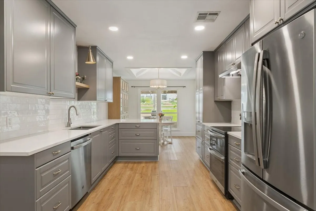 Single Family Residence For Sale in Mc Lennan County , 10025 Forest View Drive, Woodway, Texas 76712, 4 Bedroom, 3 Bathroom, 2 Garage spaces, 2,672 Sqft, built in 1983, mls#21274055, Real Estate Agent in Woodway, Homes For Sale in Mc Lennan county, Homes For Sale in Woodway, Realtor in Woodway Texas, Real Estate Brokerage Independent Realty Texas, Luminita Cordes Realtor