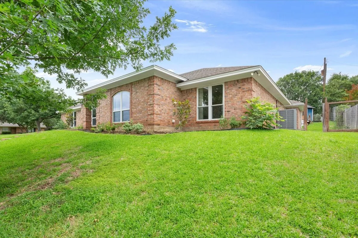 Single Family Residence For Sale in Mc Lennan County , 10025 Forest View Drive, Woodway, Texas 76712, 4 Bedroom, 3 Bathroom, 2 Garage spaces, 2,672 Sqft, built in 1983, mls#21274055, Real Estate Agent in Woodway, Homes For Sale in Mc Lennan county, Homes For Sale in Woodway, Realtor in Woodway Texas, Real Estate Brokerage Independent Realty Texas, Luminita Cordes Realtor