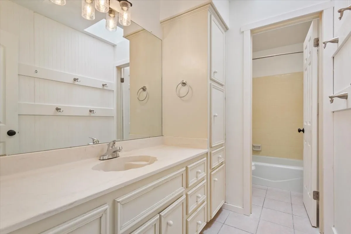 Single Family Residence For Sale in Mc Lennan County , 10025 Forest View Drive, Woodway, Texas 76712, 4 Bedroom, 3 Bathroom, 2 Garage spaces, 2,672 Sqft, built in 1983, mls#21274055, Real Estate Agent in Woodway, Homes For Sale in Mc Lennan county, Homes For Sale in Woodway, Realtor in Woodway Texas, Real Estate Brokerage Independent Realty Texas, Luminita Cordes Realtor