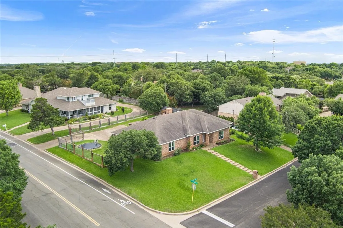 Single Family Residence For Sale in Mc Lennan County , 10025 Forest View Drive, Woodway, Texas 76712, 4 Bedroom, 3 Bathroom, 2 Garage spaces, 2,672 Sqft, built in 1983, mls#21274055, Real Estate Agent in Woodway, Homes For Sale in Mc Lennan county, Homes For Sale in Woodway, Realtor in Woodway Texas, Real Estate Brokerage Independent Realty Texas, Luminita Cordes Realtor