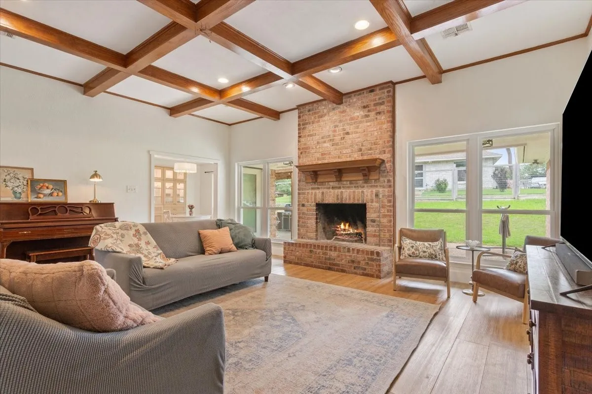 Single Family Residence For Sale in Mc Lennan County , 10025 Forest View Drive, Woodway, Texas 76712, 4 Bedroom, 3 Bathroom, 2 Garage spaces, 2,672 Sqft, built in 1983, mls#21274055, Real Estate Agent in Woodway, Homes For Sale in Mc Lennan county, Homes For Sale in Woodway, Realtor in Woodway Texas, Real Estate Brokerage Independent Realty Texas, Luminita Cordes Realtor