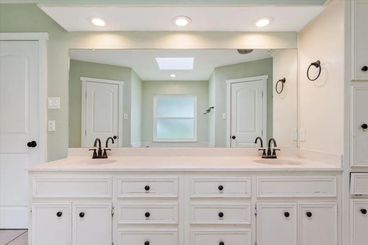 Single Family Residence For Sale in Mc Lennan County , 10025 Forest View Drive, Woodway, Texas 76712, 4 Bedroom, 3 Bathroom, 2 Garage spaces, 2,672 Sqft, built in 1983, mls#21274055, Real Estate Agent in Woodway, Homes For Sale in Mc Lennan county, Homes For Sale in Woodway, Realtor in Woodway Texas, Real Estate Brokerage Independent Realty Texas, Luminita Cordes Realtor