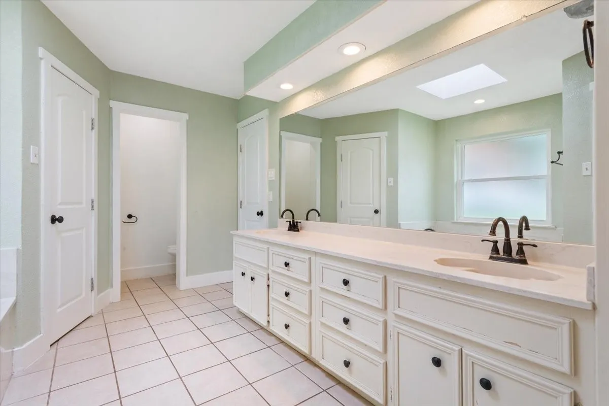 Single Family Residence For Sale in Mc Lennan County , 10025 Forest View Drive, Woodway, Texas 76712, 4 Bedroom, 3 Bathroom, 2 Garage spaces, 2,672 Sqft, built in 1983, mls#21274055, Real Estate Agent in Woodway, Homes For Sale in Mc Lennan county, Homes For Sale in Woodway, Realtor in Woodway Texas, Real Estate Brokerage Independent Realty Texas, Luminita Cordes Realtor