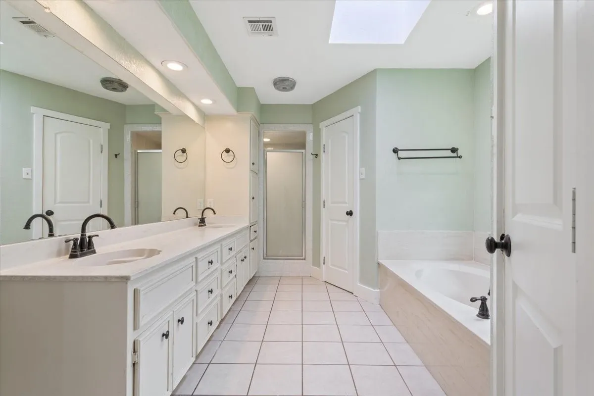 Single Family Residence For Sale in Mc Lennan County , 10025 Forest View Drive, Woodway, Texas 76712, 4 Bedroom, 3 Bathroom, 2 Garage spaces, 2,672 Sqft, built in 1983, mls#21274055, Real Estate Agent in Woodway, Homes For Sale in Mc Lennan county, Homes For Sale in Woodway, Realtor in Woodway Texas, Real Estate Brokerage Independent Realty Texas, Luminita Cordes Realtor