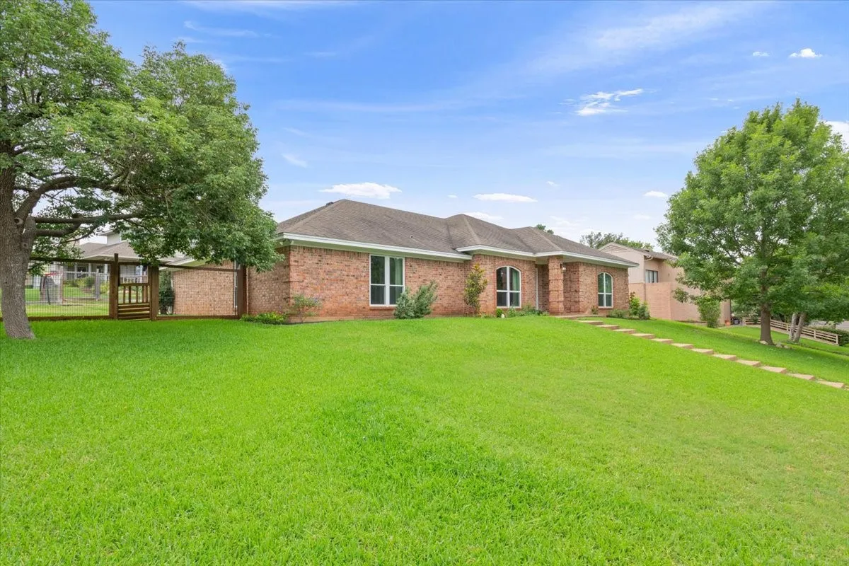 Single Family Residence For Sale in Mc Lennan County , 10025 Forest View Drive, Woodway, Texas 76712, 4 Bedroom, 3 Bathroom, 2 Garage spaces, 2,672 Sqft, built in 1983, mls#21274055, Real Estate Agent in Woodway, Homes For Sale in Mc Lennan county, Homes For Sale in Woodway, Realtor in Woodway Texas, Real Estate Brokerage Independent Realty Texas, Luminita Cordes Realtor