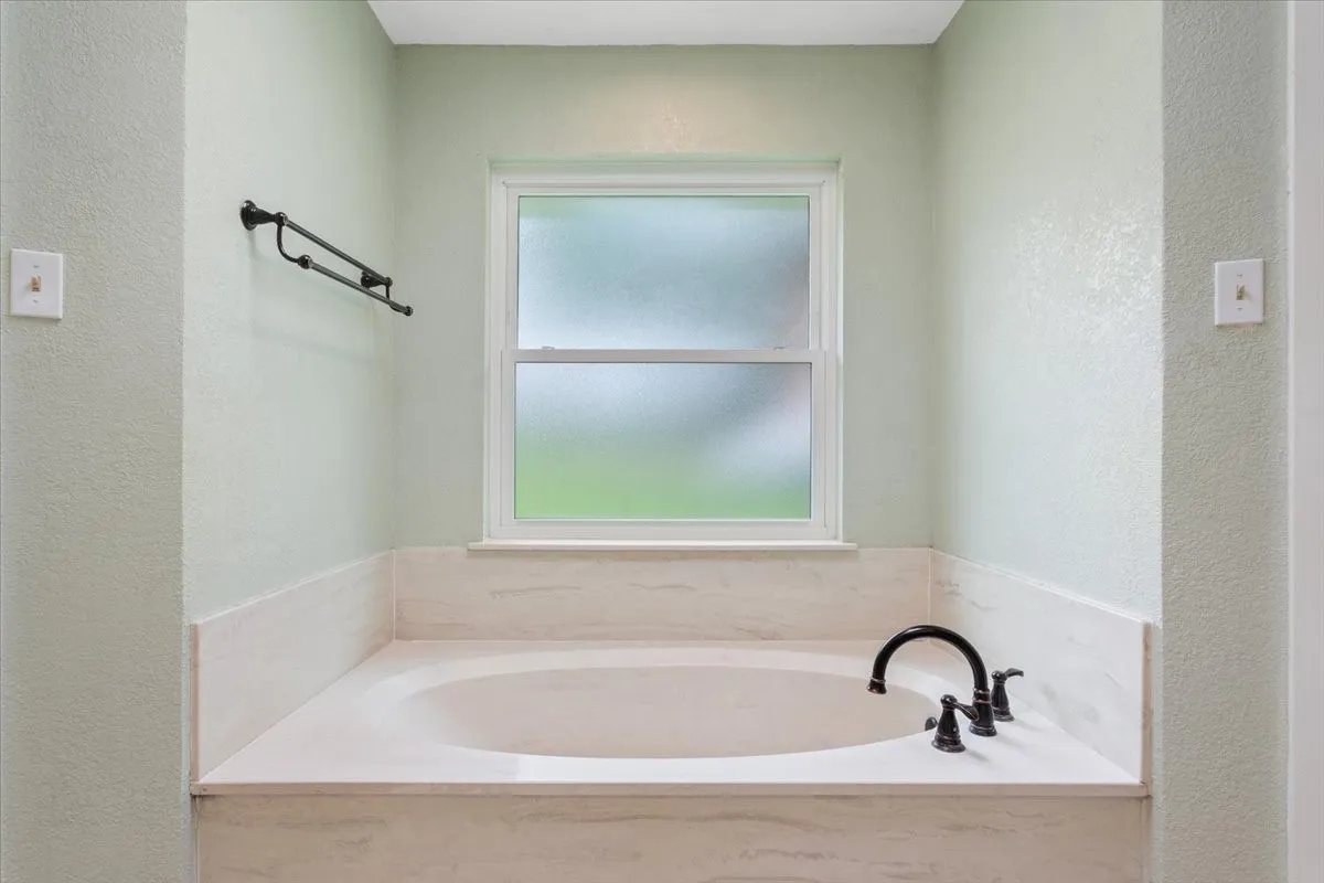 Single Family Residence For Sale in Mc Lennan County , 10025 Forest View Drive, Woodway, Texas 76712, 4 Bedroom, 3 Bathroom, 2 Garage spaces, 2,672 Sqft, built in 1983, mls#21274055, Real Estate Agent in Woodway, Homes For Sale in Mc Lennan county, Homes For Sale in Woodway, Realtor in Woodway Texas, Real Estate Brokerage Independent Realty Texas, Luminita Cordes Realtor
