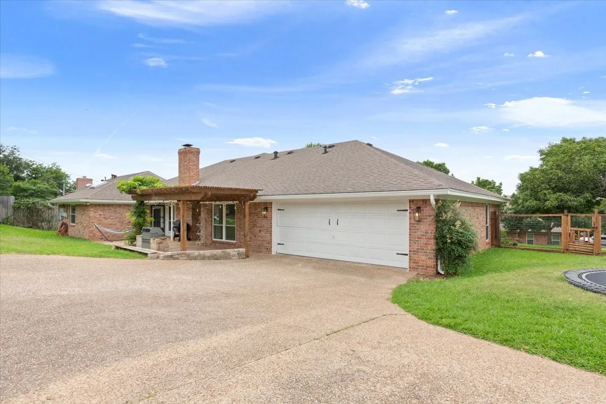 Single Family Residence For Sale in Mc Lennan County , 10025 Forest View Drive, Woodway, Texas 76712, 4 Bedroom, 3 Bathroom, 2 Garage spaces, 2,672 Sqft, built in 1983, mls#21274055, Real Estate Agent in Woodway, Homes For Sale in Mc Lennan county, Homes For Sale in Woodway, Realtor in Woodway Texas, Real Estate Brokerage Independent Realty Texas, Luminita Cordes Realtor