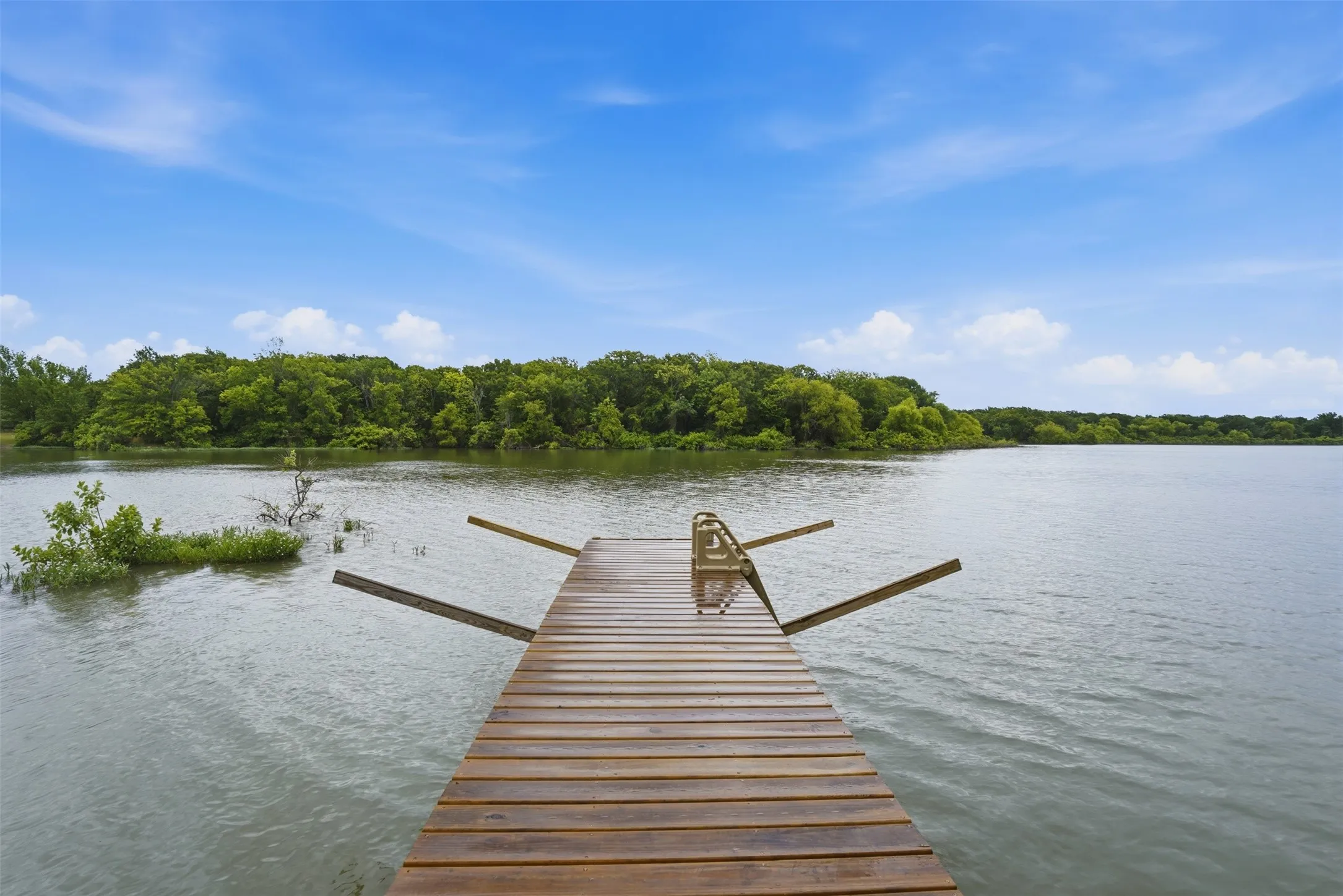 Single Family Residence For Sale in Hunt County , 1724 E Crestway Drive, West Tawakoni, Texas 75474, 4 Bedrooms, 2 Bathrooms, Garage spaces, 1,774 Sqft, built in 1984, Price $399,000, mls#21278073, Real Estate Agent in West Tawakoni, Homes For Sale in Hunt county, Homes For Sale in West Tawakoni, Realtor in West Tawakoni Texas, Real Estate Brokerage Independent Realty Texas, Luminita Cordes Realtor
