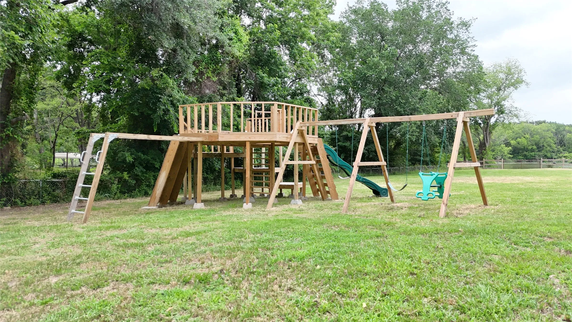 Single Family Residence For Sale in Hunt County , 1724 E Crestway Drive, West Tawakoni, Texas 75474, 4 Bedrooms, 2 Bathrooms, Garage spaces, 1,774 Sqft, built in 1984, Price $399,000, mls#21278073, Real Estate Agent in West Tawakoni, Homes For Sale in Hunt county, Homes For Sale in West Tawakoni, Realtor in West Tawakoni Texas, Real Estate Brokerage Independent Realty Texas, Luminita Cordes Realtor