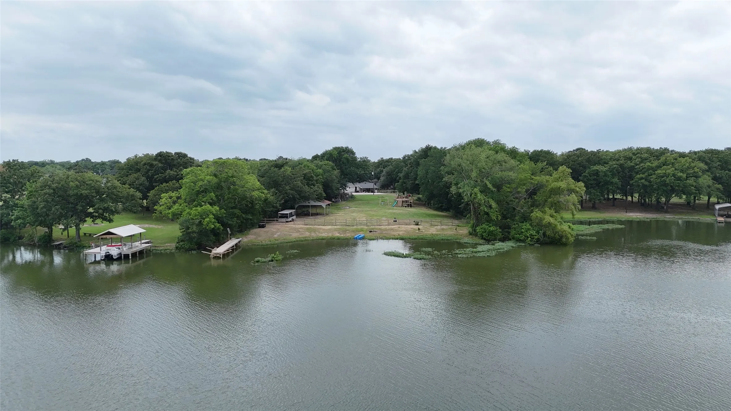 Single Family Residence For Sale in Hunt County , 1724 E Crestway Drive, West Tawakoni, Texas 75474, 4 Bedrooms, 2 Bathrooms, Garage spaces, 1,774 Sqft, built in 1984, Price $399,000, mls#21278073, Real Estate Agent in West Tawakoni, Homes For Sale in Hunt county, Homes For Sale in West Tawakoni, Realtor in West Tawakoni Texas, Real Estate Brokerage Independent Realty Texas, Luminita Cordes Realtor