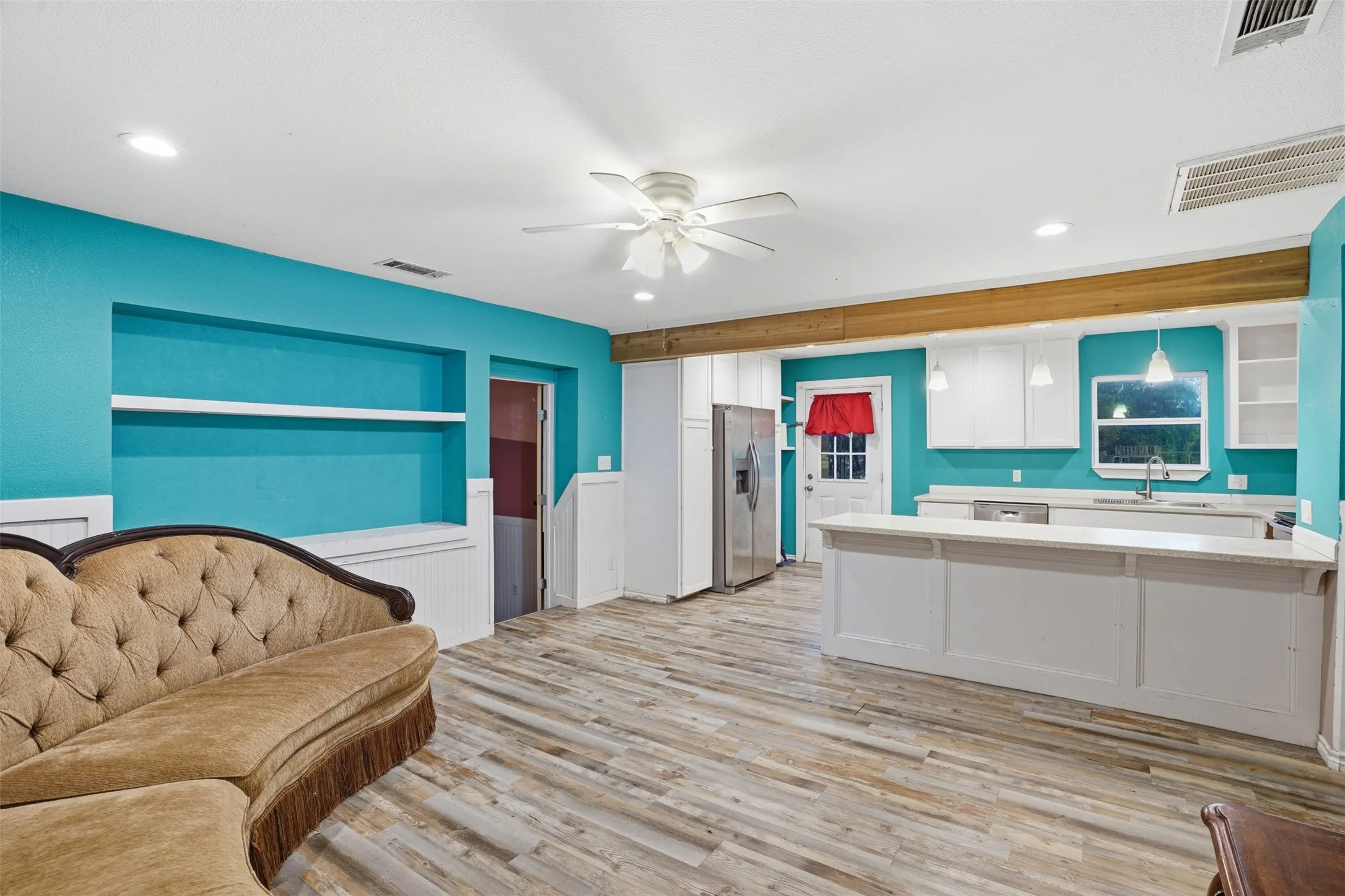 Single Family Residence For Sale in Hunt County , 1724 E Crestway Drive, West Tawakoni, Texas 75474, 4 Bedrooms, 2 Bathrooms, Garage spaces, 1,774 Sqft, built in 1984, Price $399,000, mls#21278073, Real Estate Agent in West Tawakoni, Homes For Sale in Hunt county, Homes For Sale in West Tawakoni, Realtor in West Tawakoni Texas, Real Estate Brokerage Independent Realty Texas, Luminita Cordes Realtor