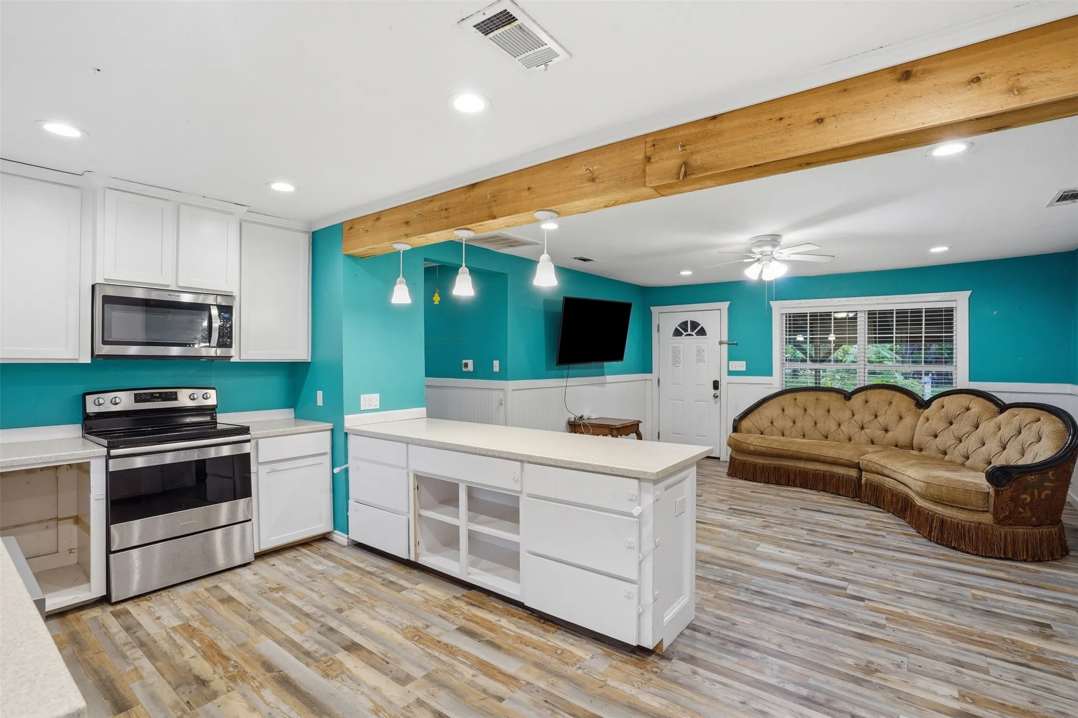 Single Family Residence For Sale in Hunt County , 1724 E Crestway Drive, West Tawakoni, Texas 75474, 4 Bedrooms, 2 Bathrooms, Garage spaces, 1,774 Sqft, built in 1984, Price $399,000, mls#21278073, Real Estate Agent in West Tawakoni, Homes For Sale in Hunt county, Homes For Sale in West Tawakoni, Realtor in West Tawakoni Texas, Real Estate Brokerage Independent Realty Texas, Luminita Cordes Realtor