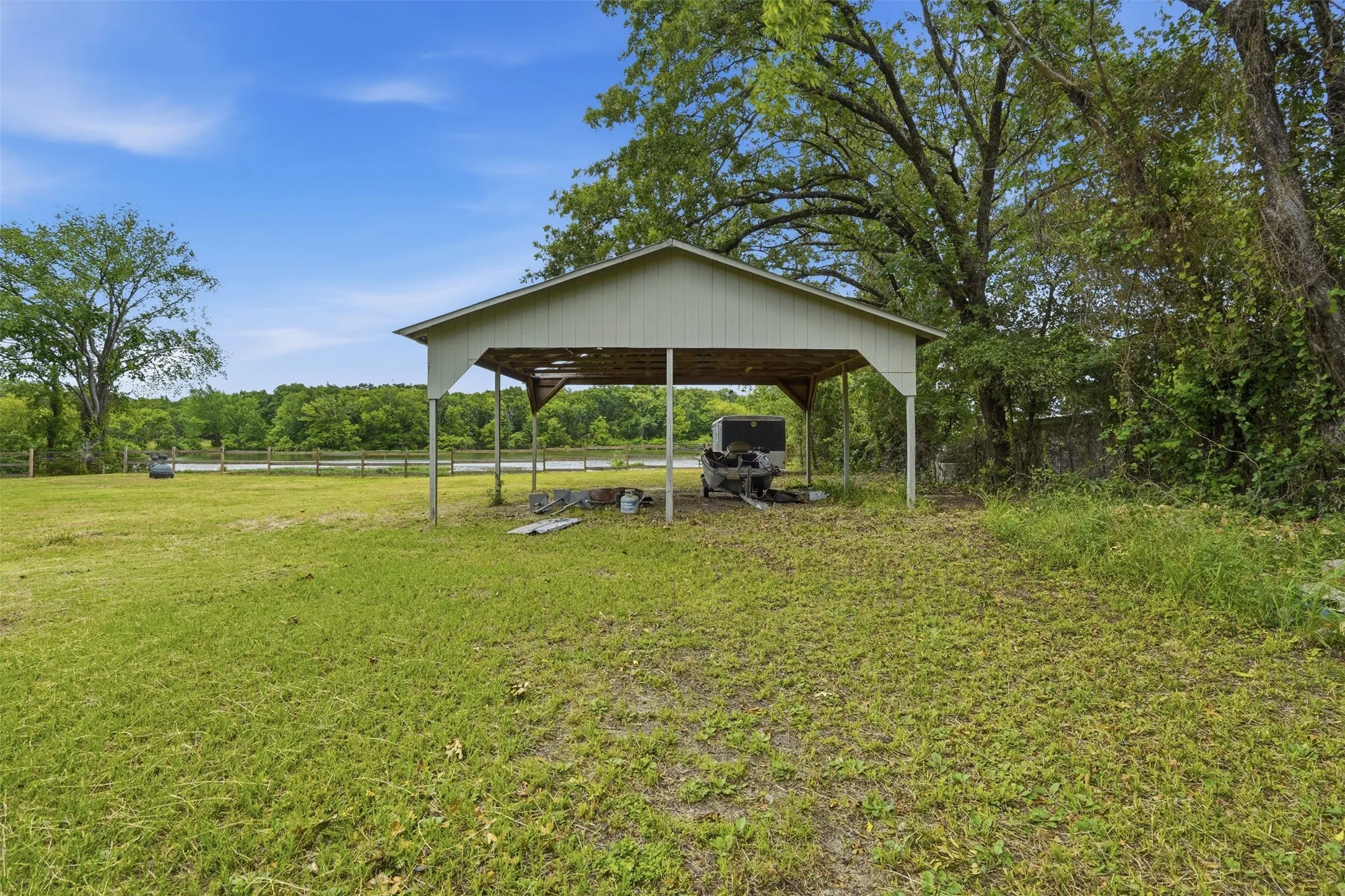 Single Family Residence For Sale in Hunt County , 1724 E Crestway Drive, West Tawakoni, Texas 75474, 4 Bedrooms, 2 Bathrooms, Garage spaces, 1,774 Sqft, built in 1984, Price $399,000, mls#21278073, Real Estate Agent in West Tawakoni, Homes For Sale in Hunt county, Homes For Sale in West Tawakoni, Realtor in West Tawakoni Texas, Real Estate Brokerage Independent Realty Texas, Luminita Cordes Realtor