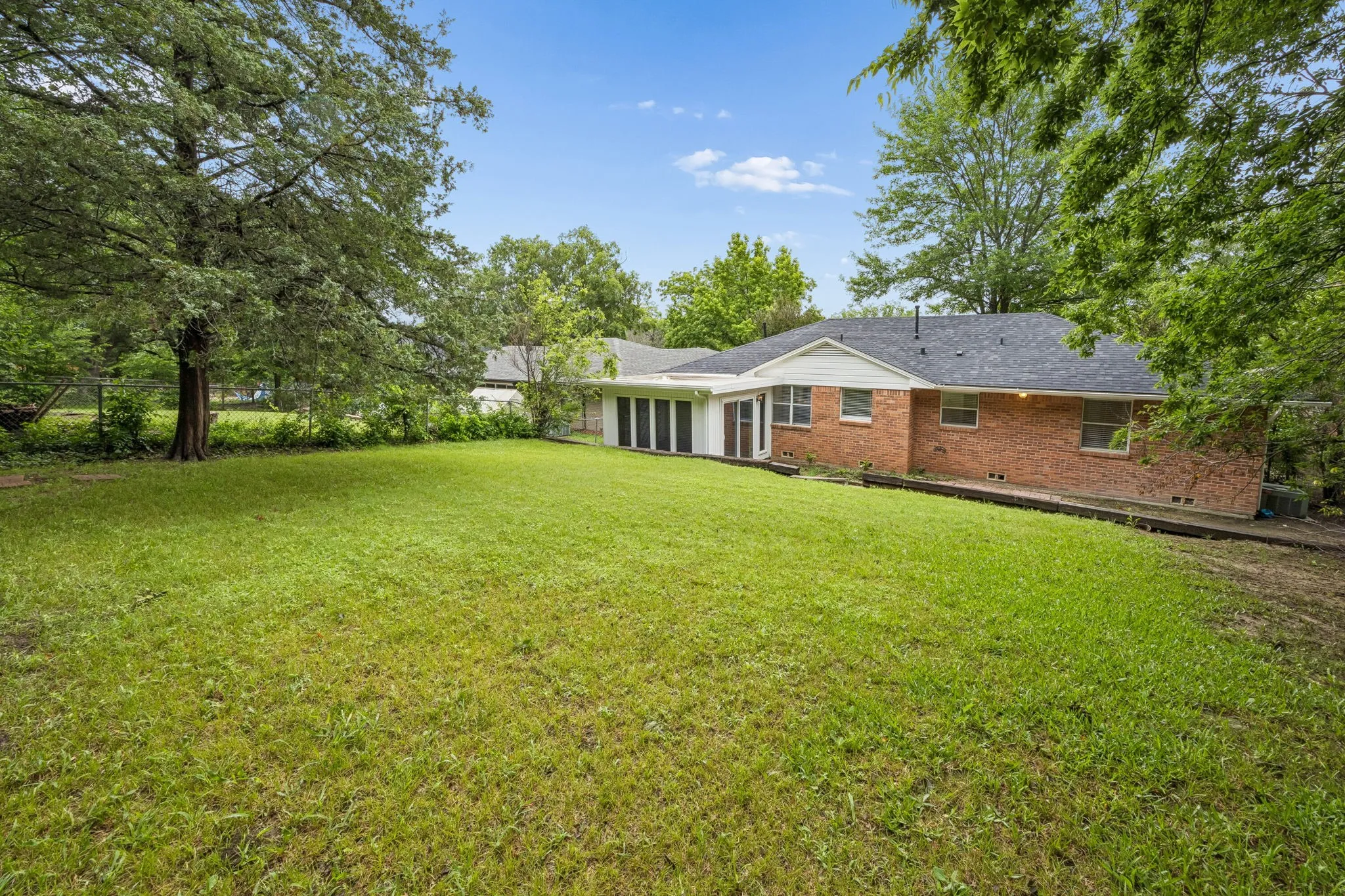 Single Family Residence For Sale in Grayson County , 636 Kessler Boulevard, Sherman, Texas 75092, 3 Bedrooms, 1 Bathroom, 1 Garage spaces, 1,347 Sqft, built in 1950, Price $235,000, mls#21278025, Real Estate Agent in Sherman, Homes For Sale in Grayson county, Homes For Sale in Sherman, Realtor in Sherman Texas, Real Estate Brokerage Independent Realty Texas, Luminita Cordes Realtor