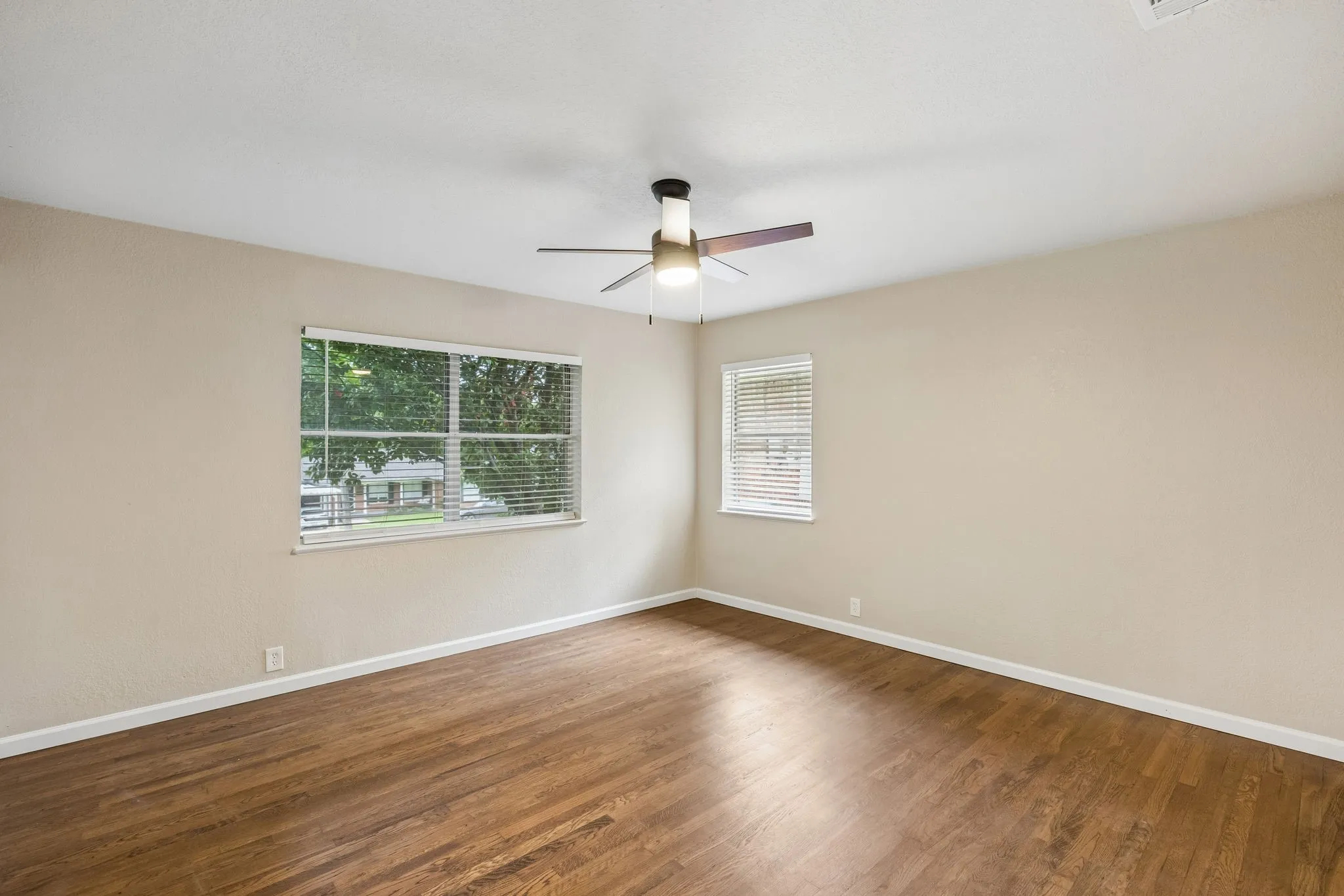 Single Family Residence For Sale in Grayson County , 636 Kessler Boulevard, Sherman, Texas 75092, 3 Bedrooms, 1 Bathroom, 1 Garage spaces, 1,347 Sqft, built in 1950, Price $235,000, mls#21278025, Real Estate Agent in Sherman, Homes For Sale in Grayson county, Homes For Sale in Sherman, Realtor in Sherman Texas, Real Estate Brokerage Independent Realty Texas, Luminita Cordes Realtor