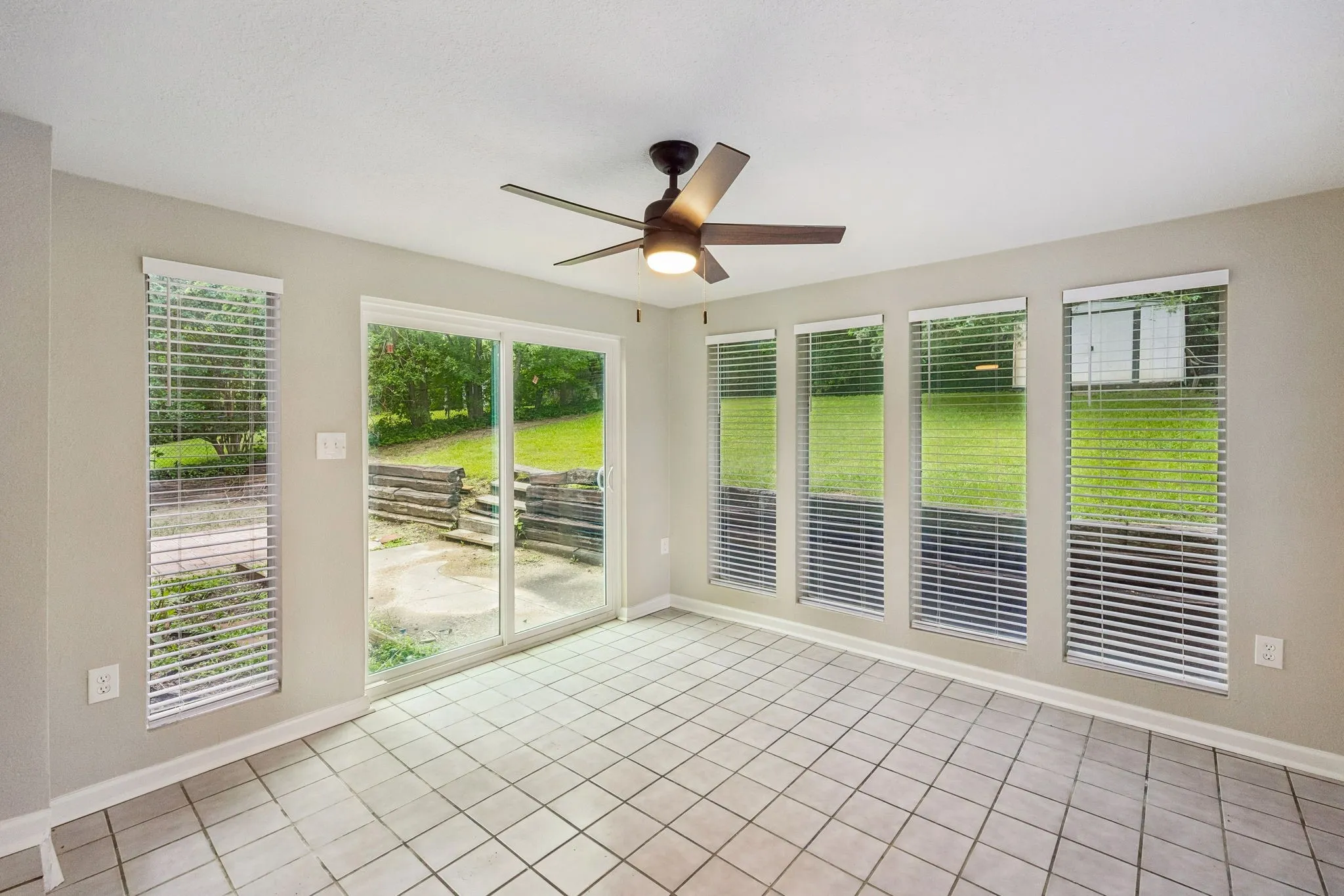 Single Family Residence For Sale in Grayson County , 636 Kessler Boulevard, Sherman, Texas 75092, 3 Bedrooms, 1 Bathroom, 1 Garage spaces, 1,347 Sqft, built in 1950, Price $235,000, mls#21278025, Real Estate Agent in Sherman, Homes For Sale in Grayson county, Homes For Sale in Sherman, Realtor in Sherman Texas, Real Estate Brokerage Independent Realty Texas, Luminita Cordes Realtor