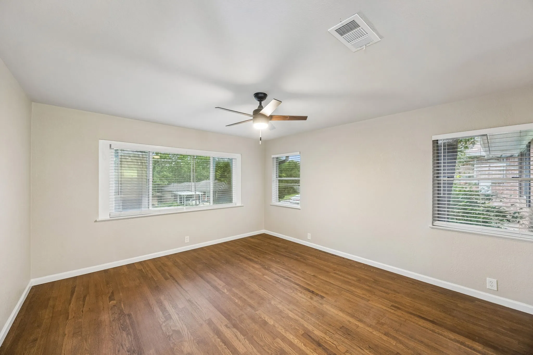 Single Family Residence For Sale in Grayson County , 636 Kessler Boulevard, Sherman, Texas 75092, 3 Bedrooms, 1 Bathroom, 1 Garage spaces, 1,347 Sqft, built in 1950, Price $235,000, mls#21278025, Real Estate Agent in Sherman, Homes For Sale in Grayson county, Homes For Sale in Sherman, Realtor in Sherman Texas, Real Estate Brokerage Independent Realty Texas, Luminita Cordes Realtor