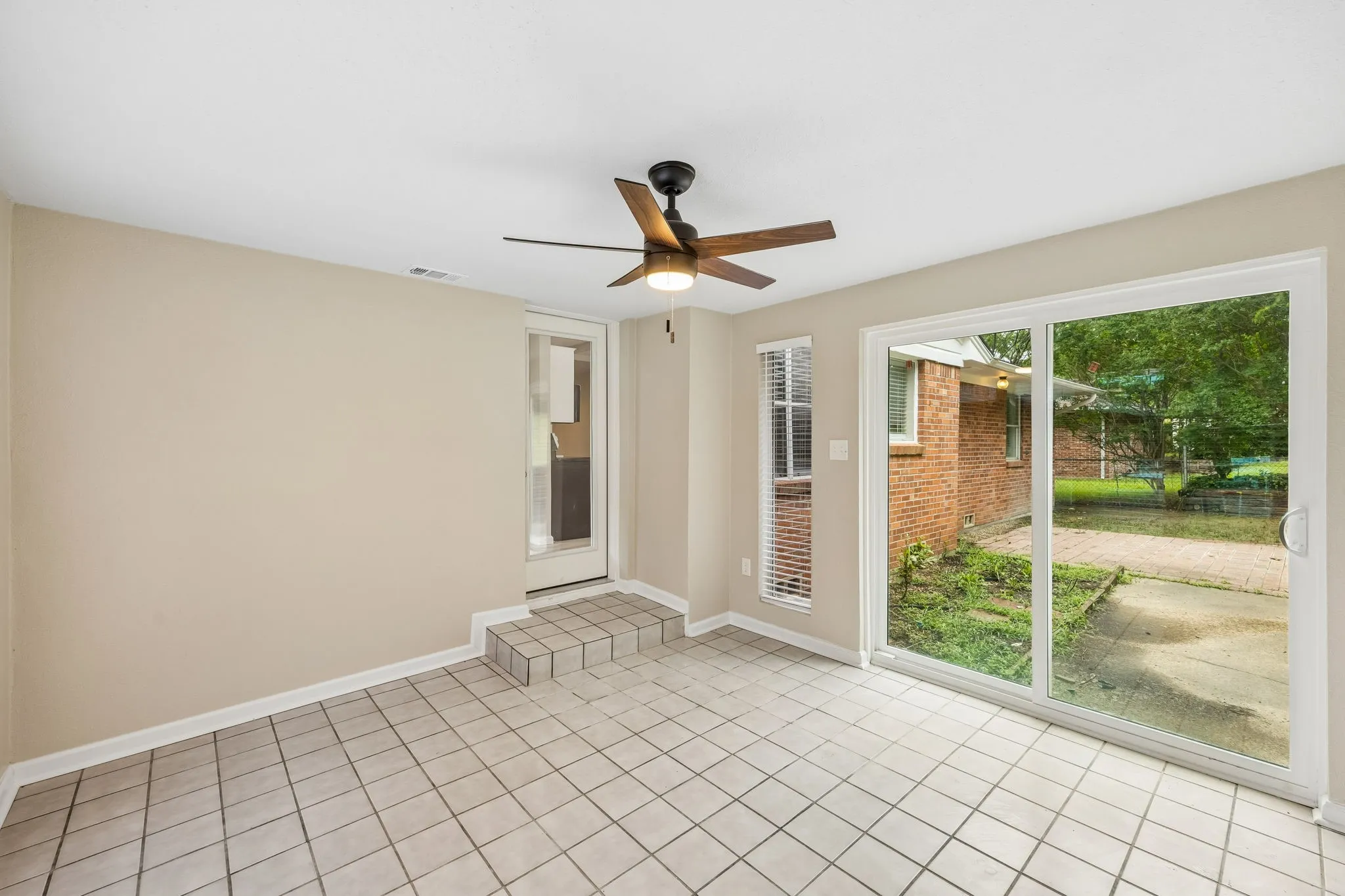 Single Family Residence For Sale in Grayson County , 636 Kessler Boulevard, Sherman, Texas 75092, 3 Bedrooms, 1 Bathroom, 1 Garage spaces, 1,347 Sqft, built in 1950, Price $235,000, mls#21278025, Real Estate Agent in Sherman, Homes For Sale in Grayson county, Homes For Sale in Sherman, Realtor in Sherman Texas, Real Estate Brokerage Independent Realty Texas, Luminita Cordes Realtor
