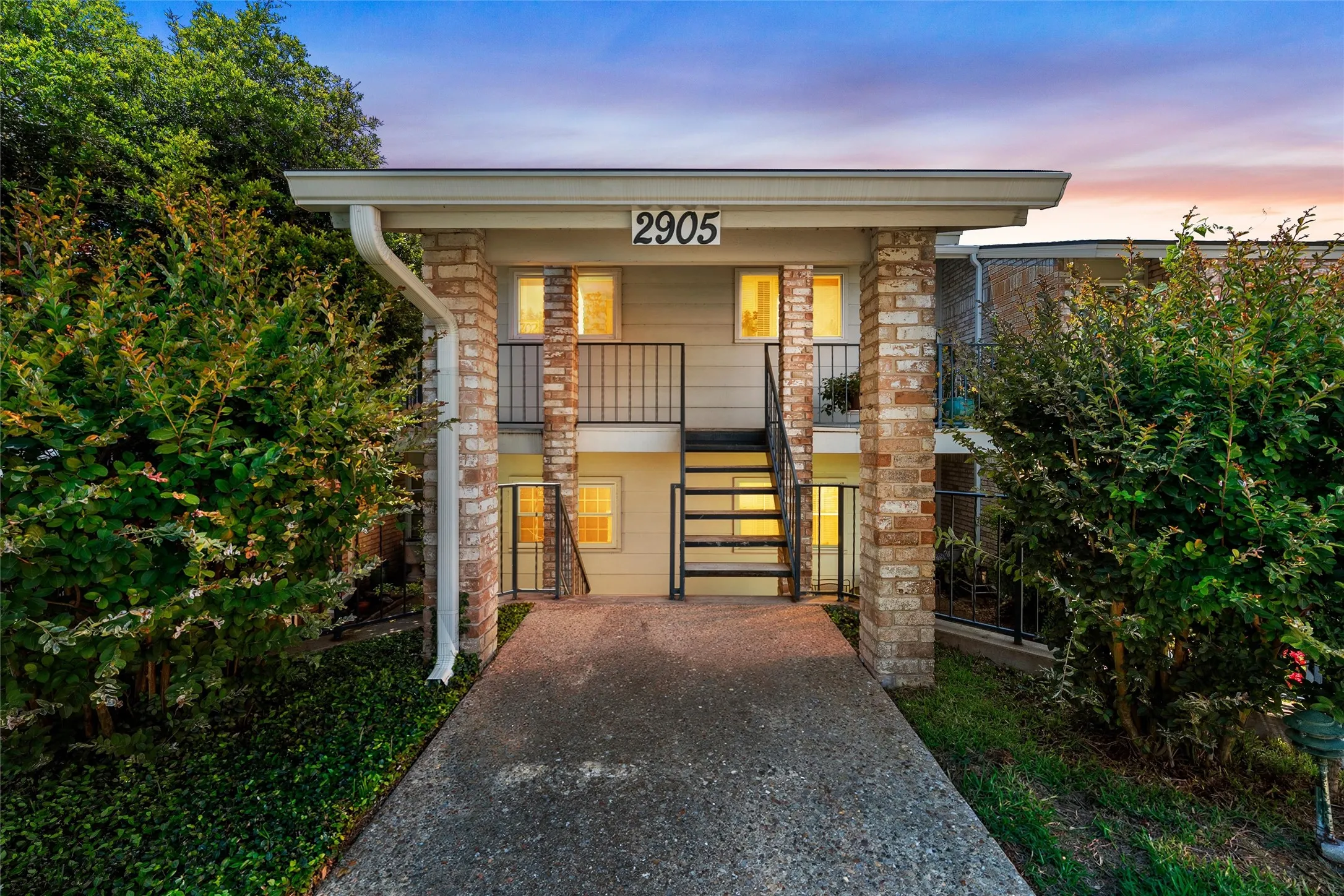 Condominium For Sale in Mc Lennan County , 2905 Lake Shore Drive 203, Waco, Texas 76708, 2 Bedroom, 2 Bathroom, Garage spaces, 1,178 Sqft, built in 1974, mls#21266231, Real Estate Agent in Waco, Homes For Sale in Mc Lennan county, Homes For Sale in Waco, Realtor in Waco Texas, Real Estate Brokerage Independent Realty Texas, Luminita Cordes Realtor