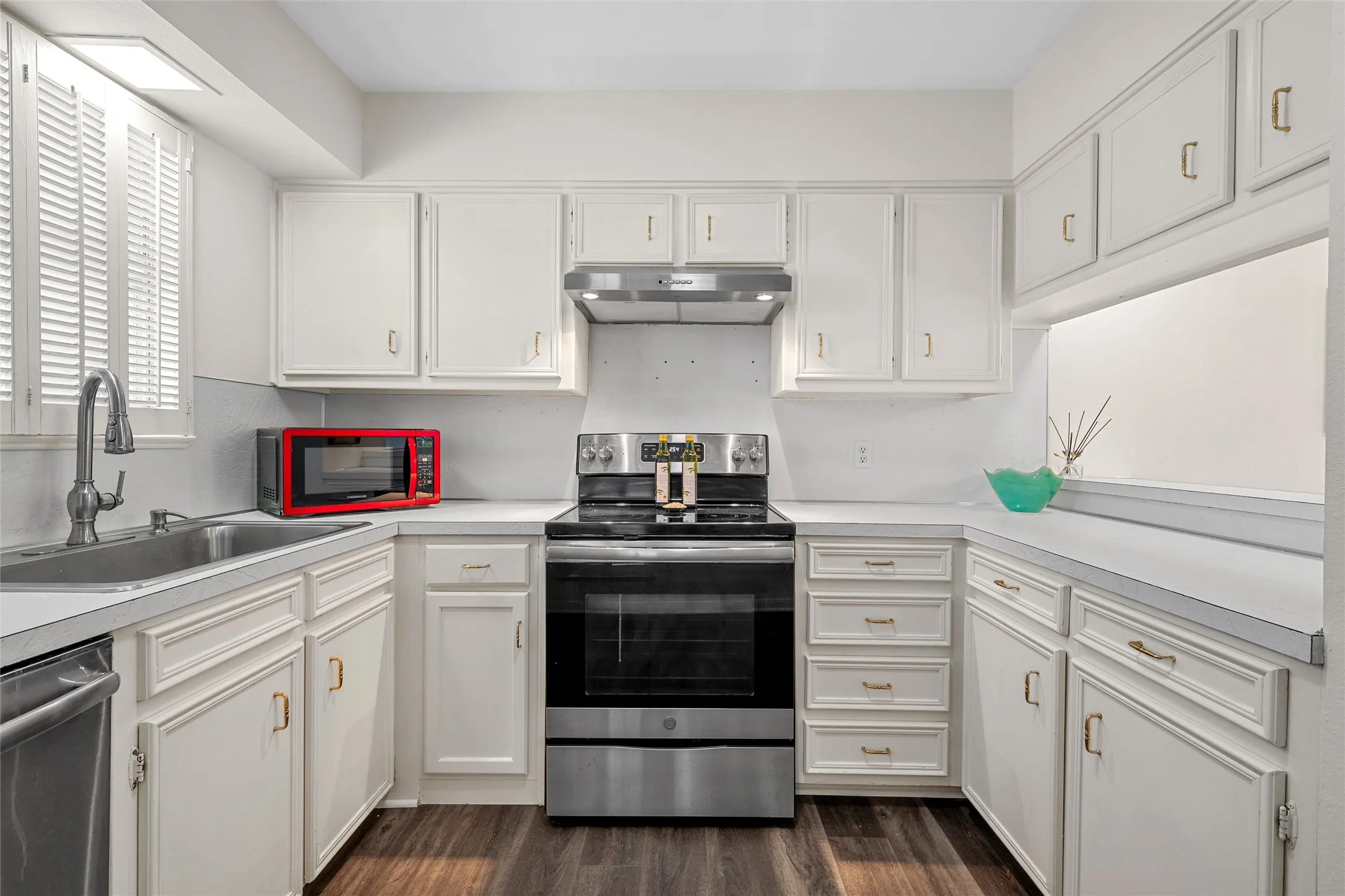 Condominium For Sale in Mc Lennan County , 2905 Lake Shore Drive 203, Waco, Texas 76708, 2 Bedroom, 2 Bathroom, Garage spaces, 1,178 Sqft, built in 1974, mls#21266231, Real Estate Agent in Waco, Homes For Sale in Mc Lennan county, Homes For Sale in Waco, Realtor in Waco Texas, Real Estate Brokerage Independent Realty Texas, Luminita Cordes Realtor