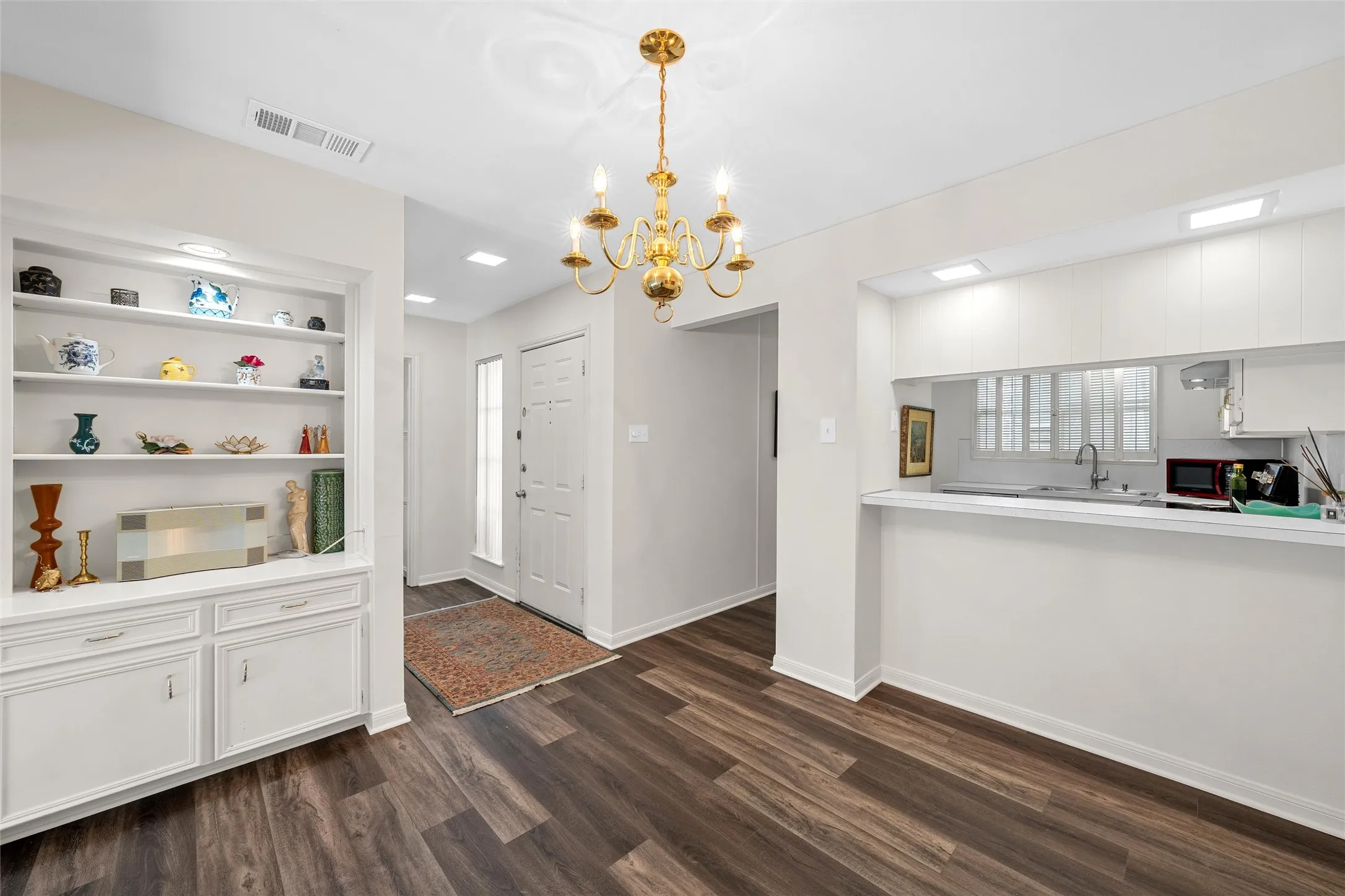 Condominium For Sale in Mc Lennan County , 2905 Lake Shore Drive 203, Waco, Texas 76708, 2 Bedroom, 2 Bathroom, Garage spaces, 1,178 Sqft, built in 1974, mls#21266231, Real Estate Agent in Waco, Homes For Sale in Mc Lennan county, Homes For Sale in Waco, Realtor in Waco Texas, Real Estate Brokerage Independent Realty Texas, Luminita Cordes Realtor